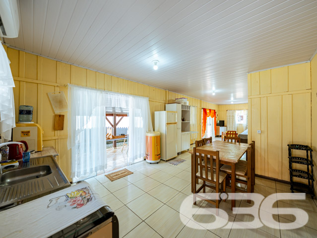 Descubra seu novo lar em Balneário Barra do Sul, uma residência térrea de padrão que combina conforto, conveniência e beleza. Esta casa conta com 60m² de área construída em um terreno de 300m², proporcionando maior privacidade e espaço. A localização, no tranquilo bairro de Pinheiros, oferece uma atmosfera de tranquilidade sem abrir mão da conveniência, estando próxima de vias de acesso, transporte público e serviços essenciais.
Ao entrar na propriedade, você será recebido por uma sala de estar espaçosa e bem iluminada, perfeita para relaxar ou receber visitas. A cozinha é ampla, com sala de jantar integrada, ideal para preparar e desfrutar de refeições em família. Os armários planejados oferecem praticidade e organização ao ambiente. A residência conta ainda com dois confortáveis dormitórios, garantindo privacidade e conforto para todos os moradores.
Para os momentos de lazer, a propriedade dispõe de uma área de festas com churrasqueira coberta, perfeita para confraternizações ou um relaxante fim de tarde. O jardim e as áreas externas são amplas, oferecendo espaço suficiente para pets ou atividades ao ar livre. Além disso, a garagem coberta assegura proteção para seus veículos.
Esta casa é totalmente murada e cercada com grades, proporcionando segurança e tranquilidade.
Se você procura uma residência que une a praticidade da vida moderna com o conforto e a tranquilidade, esta é a oportunidade ideal. Venha conhecer seu novo lar em Balneário Barra do Sul, uma cidade que oferece qualidade de vida e um ambiente acolhedor para você e sua família. A 636 Negócios Imobiliários, com mais de 30 anos de experiência no mercado imobiliário, está pronta para lhe auxiliar na realização desse sonho com excelência e segurança jurídica. Entre em contato e agende sua visita. Descubra mais sobre essa oportunidade única de viver bem!
636 NEGÓCIOS IMOBILIÁRIOS: A SUA MELHOR ESCOLHA
Com mais de 30 anos de experiência, a 636 Negócios Imobiliários é sua parceira ideal para encontrar o imóvel perfeito. Estamos prontos para ajudá-lo a fazer deste imóvel o seu novo lar.
Telefone: (47) 3451-0636
WhatsApp: (47) 99190-0636
Não perca esta oportunidade única. Visite nosso site para mais informações: i636.com.br