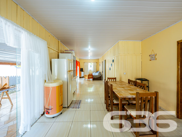 Descubra seu novo lar em Balneário Barra do Sul, uma residência térrea de padrão que combina conforto, conveniência e beleza. Esta casa conta com 60m² de área construída em um terreno de 300m², proporcionando maior privacidade e espaço. A localização, no tranquilo bairro de Pinheiros, oferece uma atmosfera de tranquilidade sem abrir mão da conveniência, estando próxima de vias de acesso, transporte público e serviços essenciais.
Ao entrar na propriedade, você será recebido por uma sala de estar espaçosa e bem iluminada, perfeita para relaxar ou receber visitas. A cozinha é ampla, com sala de jantar integrada, ideal para preparar e desfrutar de refeições em família. Os armários planejados oferecem praticidade e organização ao ambiente. A residência conta ainda com dois confortáveis dormitórios, garantindo privacidade e conforto para todos os moradores.
Para os momentos de lazer, a propriedade dispõe de uma área de festas com churrasqueira coberta, perfeita para confraternizações ou um relaxante fim de tarde. O jardim e as áreas externas são amplas, oferecendo espaço suficiente para pets ou atividades ao ar livre. Além disso, a garagem coberta assegura proteção para seus veículos.
Esta casa é totalmente murada e cercada com grades, proporcionando segurança e tranquilidade.
Se você procura uma residência que une a praticidade da vida moderna com o conforto e a tranquilidade, esta é a oportunidade ideal. Venha conhecer seu novo lar em Balneário Barra do Sul, uma cidade que oferece qualidade de vida e um ambiente acolhedor para você e sua família. A 636 Negócios Imobiliários, com mais de 30 anos de experiência no mercado imobiliário, está pronta para lhe auxiliar na realização desse sonho com excelência e segurança jurídica. Entre em contato e agende sua visita. Descubra mais sobre essa oportunidade única de viver bem!
636 NEGÓCIOS IMOBILIÁRIOS: A SUA MELHOR ESCOLHA
Com mais de 30 anos de experiência, a 636 Negócios Imobiliários é sua parceira ideal para encontrar o imóvel perfeito. Estamos prontos para ajudá-lo a fazer deste imóvel o seu novo lar.
Telefone: (47) 3451-0636
WhatsApp: (47) 99190-0636
Não perca esta oportunidade única. Visite nosso site para mais informações: i636.com.br
