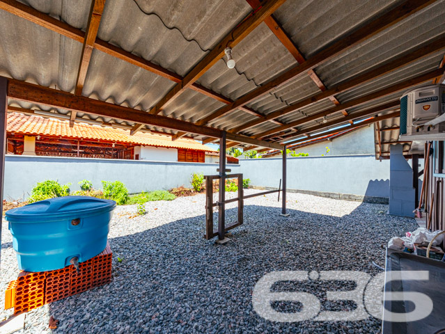 Descubra seu novo lar em Balneário Barra do Sul, uma residência térrea de padrão que combina conforto, conveniência e beleza. Esta casa conta com 60m² de área construída em um terreno de 300m², proporcionando maior privacidade e espaço. A localização, no tranquilo bairro de Pinheiros, oferece uma atmosfera de tranquilidade sem abrir mão da conveniência, estando próxima de vias de acesso, transporte público e serviços essenciais.
Ao entrar na propriedade, você será recebido por uma sala de estar espaçosa e bem iluminada, perfeita para relaxar ou receber visitas. A cozinha é ampla, com sala de jantar integrada, ideal para preparar e desfrutar de refeições em família. Os armários planejados oferecem praticidade e organização ao ambiente. A residência conta ainda com dois confortáveis dormitórios, garantindo privacidade e conforto para todos os moradores.
Para os momentos de lazer, a propriedade dispõe de uma área de festas com churrasqueira coberta, perfeita para confraternizações ou um relaxante fim de tarde. O jardim e as áreas externas são amplas, oferecendo espaço suficiente para pets ou atividades ao ar livre. Além disso, a garagem coberta assegura proteção para seus veículos.
Esta casa é totalmente murada e cercada com grades, proporcionando segurança e tranquilidade.
Se você procura uma residência que une a praticidade da vida moderna com o conforto e a tranquilidade, esta é a oportunidade ideal. Venha conhecer seu novo lar em Balneário Barra do Sul, uma cidade que oferece qualidade de vida e um ambiente acolhedor para você e sua família. A 636 Negócios Imobiliários, com mais de 30 anos de experiência no mercado imobiliário, está pronta para lhe auxiliar na realização desse sonho com excelência e segurança jurídica. Entre em contato e agende sua visita. Descubra mais sobre essa oportunidade única de viver bem!
636 NEGÓCIOS IMOBILIÁRIOS: A SUA MELHOR ESCOLHA
Com mais de 30 anos de experiência, a 636 Negócios Imobiliários é sua parceira ideal para encontrar o imóvel perfeito. Estamos prontos para ajudá-lo a fazer deste imóvel o seu novo lar.
Telefone: (47) 3451-0636
WhatsApp: (47) 99190-0636
Não perca esta oportunidade única. Visite nosso site para mais informações: i636.com.br
