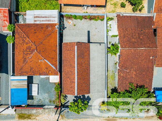 Descubra seu novo lar em Balneário Barra do Sul, uma residência térrea de padrão que combina conforto, conveniência e beleza. Esta casa conta com 60m² de área construída em um terreno de 300m², proporcionando maior privacidade e espaço. A localização, no tranquilo bairro de Pinheiros, oferece uma atmosfera de tranquilidade sem abrir mão da conveniência, estando próxima de vias de acesso, transporte público e serviços essenciais.
Ao entrar na propriedade, você será recebido por uma sala de estar espaçosa e bem iluminada, perfeita para relaxar ou receber visitas. A cozinha é ampla, com sala de jantar integrada, ideal para preparar e desfrutar de refeições em família. Os armários planejados oferecem praticidade e organização ao ambiente. A residência conta ainda com dois confortáveis dormitórios, garantindo privacidade e conforto para todos os moradores.
Para os momentos de lazer, a propriedade dispõe de uma área de festas com churrasqueira coberta, perfeita para confraternizações ou um relaxante fim de tarde. O jardim e as áreas externas são amplas, oferecendo espaço suficiente para pets ou atividades ao ar livre. Além disso, a garagem coberta assegura proteção para seus veículos.
Esta casa é totalmente murada e cercada com grades, proporcionando segurança e tranquilidade.
Se você procura uma residência que une a praticidade da vida moderna com o conforto e a tranquilidade, esta é a oportunidade ideal. Venha conhecer seu novo lar em Balneário Barra do Sul, uma cidade que oferece qualidade de vida e um ambiente acolhedor para você e sua família. A 636 Negócios Imobiliários, com mais de 30 anos de experiência no mercado imobiliário, está pronta para lhe auxiliar na realização desse sonho com excelência e segurança jurídica. Entre em contato e agende sua visita. Descubra mais sobre essa oportunidade única de viver bem!
636 NEGÓCIOS IMOBILIÁRIOS: A SUA MELHOR ESCOLHA
Com mais de 30 anos de experiência, a 636 Negócios Imobiliários é sua parceira ideal para encontrar o imóvel perfeito. Estamos prontos para ajudá-lo a fazer deste imóvel o seu novo lar.
Telefone: (47) 3451-0636
WhatsApp: (47) 99190-0636
Não perca esta oportunidade única. Visite nosso site para mais informações: i636.com.br