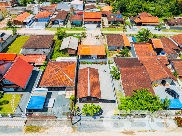Descubra seu novo lar em Balneário Barra do Sul, uma residência térrea de padrão que combina conforto, conveniência e beleza. Esta casa conta com 60m² de área construída em um terreno de 300m², proporcionando maior privacidade e espaço. A localização, no tranquilo bairro de Pinheiros, oferece uma atmosfera de tranquilidade sem abrir mão da conveniência, estando próxima de vias de acesso, transporte público e serviços essenciais.
Ao entrar na propriedade, você será recebido por uma sala de estar espaçosa e bem iluminada, perfeita para relaxar ou receber visitas. A cozinha é ampla, com sala de jantar integrada, ideal para preparar e desfrutar de refeições em família. Os armários planejados oferecem praticidade e organização ao ambiente. A residência conta ainda com dois confortáveis dormitórios, garantindo privacidade e conforto para todos os moradores.
Para os momentos de lazer, a propriedade dispõe de uma área de festas com churrasqueira coberta, perfeita para confraternizações ou um relaxante fim de tarde. O jardim e as áreas externas são amplas, oferecendo espaço suficiente para pets ou atividades ao ar livre. Além disso, a garagem coberta assegura proteção para seus veículos.
Esta casa é totalmente murada e cercada com grades, proporcionando segurança e tranquilidade.
Se você procura uma residência que une a praticidade da vida moderna com o conforto e a tranquilidade, esta é a oportunidade ideal. Venha conhecer seu novo lar em Balneário Barra do Sul, uma cidade que oferece qualidade de vida e um ambiente acolhedor para você e sua família. A 636 Negócios Imobiliários, com mais de 30 anos de experiência no mercado imobiliário, está pronta para lhe auxiliar na realização desse sonho com excelência e segurança jurídica. Entre em contato e agende sua visita. Descubra mais sobre essa oportunidade única de viver bem!
636 NEGÓCIOS IMOBILIÁRIOS: A SUA MELHOR ESCOLHA
Com mais de 30 anos de experiência, a 636 Negócios Imobiliários é sua parceira ideal para encontrar o imóvel perfeito. Estamos prontos para ajudá-lo a fazer deste imóvel o seu novo lar.
Telefone: (47) 3451-0636
WhatsApp: (47) 99190-0636
Não perca esta oportunidade única. Visite nosso site para mais informações: i636.com.br