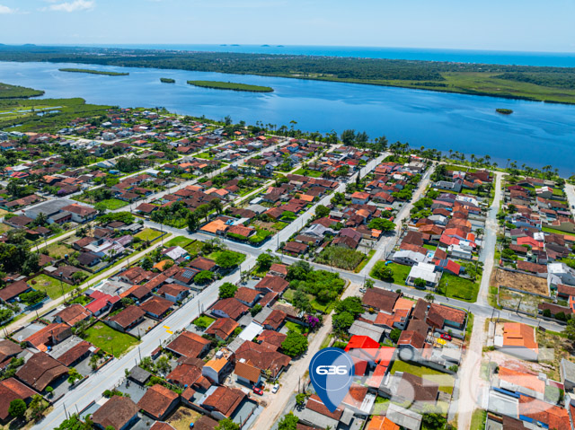 Descubra seu novo lar em Balneário Barra do Sul, uma residência térrea de padrão que combina conforto, conveniência e beleza. Esta casa conta com 60m² de área construída em um terreno de 300m², proporcionando maior privacidade e espaço. A localização, no tranquilo bairro de Pinheiros, oferece uma atmosfera de tranquilidade sem abrir mão da conveniência, estando próxima de vias de acesso, transporte público e serviços essenciais.
Ao entrar na propriedade, você será recebido por uma sala de estar espaçosa e bem iluminada, perfeita para relaxar ou receber visitas. A cozinha é ampla, com sala de jantar integrada, ideal para preparar e desfrutar de refeições em família. Os armários planejados oferecem praticidade e organização ao ambiente. A residência conta ainda com dois confortáveis dormitórios, garantindo privacidade e conforto para todos os moradores.
Para os momentos de lazer, a propriedade dispõe de uma área de festas com churrasqueira coberta, perfeita para confraternizações ou um relaxante fim de tarde. O jardim e as áreas externas são amplas, oferecendo espaço suficiente para pets ou atividades ao ar livre. Além disso, a garagem coberta assegura proteção para seus veículos.
Esta casa é totalmente murada e cercada com grades, proporcionando segurança e tranquilidade.
Se você procura uma residência que une a praticidade da vida moderna com o conforto e a tranquilidade, esta é a oportunidade ideal. Venha conhecer seu novo lar em Balneário Barra do Sul, uma cidade que oferece qualidade de vida e um ambiente acolhedor para você e sua família. A 636 Negócios Imobiliários, com mais de 30 anos de experiência no mercado imobiliário, está pronta para lhe auxiliar na realização desse sonho com excelência e segurança jurídica. Entre em contato e agende sua visita. Descubra mais sobre essa oportunidade única de viver bem!
636 NEGÓCIOS IMOBILIÁRIOS: A SUA MELHOR ESCOLHA
Com mais de 30 anos de experiência, a 636 Negócios Imobiliários é sua parceira ideal para encontrar o imóvel perfeito. Estamos prontos para ajudá-lo a fazer deste imóvel o seu novo lar.
Telefone: (47) 3451-0636
WhatsApp: (47) 99190-0636
Não perca esta oportunidade única. Visite nosso site para mais informações: i636.com.br