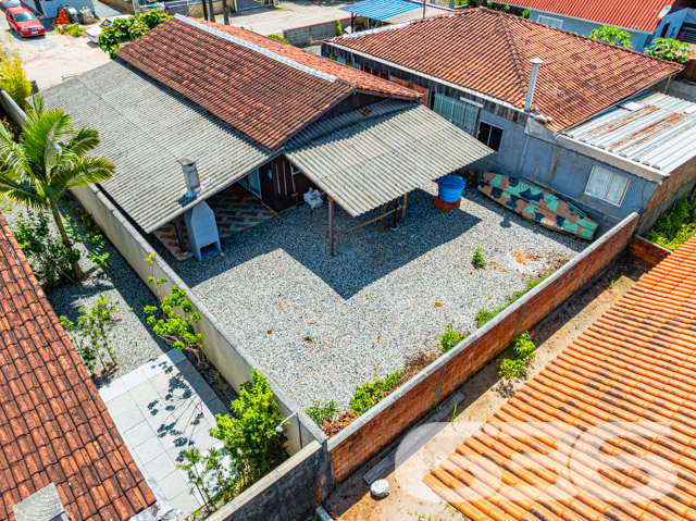 Descubra seu novo lar em Balneário Barra do Sul, uma residência térrea de padrão que combina conforto, conveniência e beleza. Esta casa conta com 60m² de área construída em um terreno de 300m², proporcionando maior privacidade e espaço. A localização, no tranquilo bairro de Pinheiros, oferece uma atmosfera de tranquilidade sem abrir mão da conveniência, estando próxima de vias de acesso, transporte público e serviços essenciais.
Ao entrar na propriedade, você será recebido por uma sala de estar espaçosa e bem iluminada, perfeita para relaxar ou receber visitas. A cozinha é ampla, com sala de jantar integrada, ideal para preparar e desfrutar de refeições em família. Os armários planejados oferecem praticidade e organização ao ambiente. A residência conta ainda com dois confortáveis dormitórios, garantindo privacidade e conforto para todos os moradores.
Para os momentos de lazer, a propriedade dispõe de uma área de festas com churrasqueira coberta, perfeita para confraternizações ou um relaxante fim de tarde. O jardim e as áreas externas são amplas, oferecendo espaço suficiente para pets ou atividades ao ar livre. Além disso, a garagem coberta assegura proteção para seus veículos.
Esta casa é totalmente murada e cercada com grades, proporcionando segurança e tranquilidade.
Se você procura uma residência que une a praticidade da vida moderna com o conforto e a tranquilidade, esta é a oportunidade ideal. Venha conhecer seu novo lar em Balneário Barra do Sul, uma cidade que oferece qualidade de vida e um ambiente acolhedor para você e sua família. A 636 Negócios Imobiliários, com mais de 30 anos de experiência no mercado imobiliário, está pronta para lhe auxiliar na realização desse sonho com excelência e segurança jurídica. Entre em contato e agende sua visita. Descubra mais sobre essa oportunidade única de viver bem!
636 NEGÓCIOS IMOBILIÁRIOS: A SUA MELHOR ESCOLHA
Com mais de 30 anos de experiência, a 636 Negócios Imobiliários é sua parceira ideal para encontrar o imóvel perfeito. Estamos prontos para ajudá-lo a fazer deste imóvel o seu novo lar.
Telefone: (47) 3451-0636
WhatsApp: (47) 99190-0636
Não perca esta oportunidade única. Visite nosso site para mais informações: i636.com.br