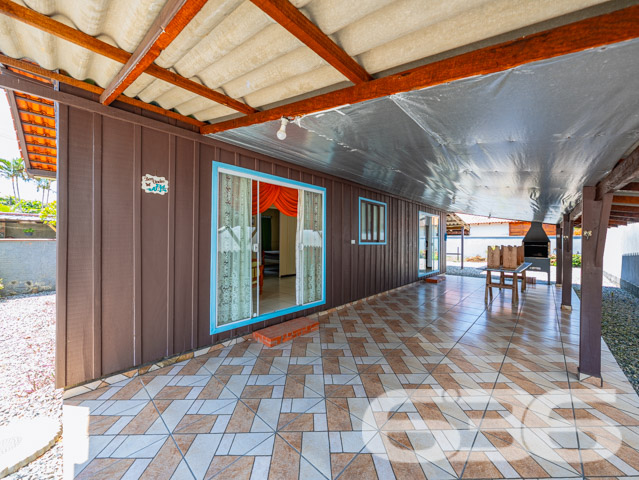Descubra seu novo lar em Balneário Barra do Sul, uma residência térrea de padrão que combina conforto, conveniência e beleza. Esta casa conta com 60m² de área construída em um terreno de 300m², proporcionando maior privacidade e espaço. A localização, no tranquilo bairro de Pinheiros, oferece uma atmosfera de tranquilidade sem abrir mão da conveniência, estando próxima de vias de acesso, transporte público e serviços essenciais.
Ao entrar na propriedade, você será recebido por uma sala de estar espaçosa e bem iluminada, perfeita para relaxar ou receber visitas. A cozinha é ampla, com sala de jantar integrada, ideal para preparar e desfrutar de refeições em família. Os armários planejados oferecem praticidade e organização ao ambiente. A residência conta ainda com dois confortáveis dormitórios, garantindo privacidade e conforto para todos os moradores.
Para os momentos de lazer, a propriedade dispõe de uma área de festas com churrasqueira coberta, perfeita para confraternizações ou um relaxante fim de tarde. O jardim e as áreas externas são amplas, oferecendo espaço suficiente para pets ou atividades ao ar livre. Além disso, a garagem coberta assegura proteção para seus veículos.
Esta casa é totalmente murada e cercada com grades, proporcionando segurança e tranquilidade.
Se você procura uma residência que une a praticidade da vida moderna com o conforto e a tranquilidade, esta é a oportunidade ideal. Venha conhecer seu novo lar em Balneário Barra do Sul, uma cidade que oferece qualidade de vida e um ambiente acolhedor para você e sua família. A 636 Negócios Imobiliários, com mais de 30 anos de experiência no mercado imobiliário, está pronta para lhe auxiliar na realização desse sonho com excelência e segurança jurídica. Entre em contato e agende sua visita. Descubra mais sobre essa oportunidade única de viver bem!
636 NEGÓCIOS IMOBILIÁRIOS: A SUA MELHOR ESCOLHA
Com mais de 30 anos de experiência, a 636 Negócios Imobiliários é sua parceira ideal para encontrar o imóvel perfeito. Estamos prontos para ajudá-lo a fazer deste imóvel o seu novo lar.
Telefone: (47) 3451-0636
WhatsApp: (47) 99190-0636
Não perca esta oportunidade única. Visite nosso site para mais informações: i636.com.br