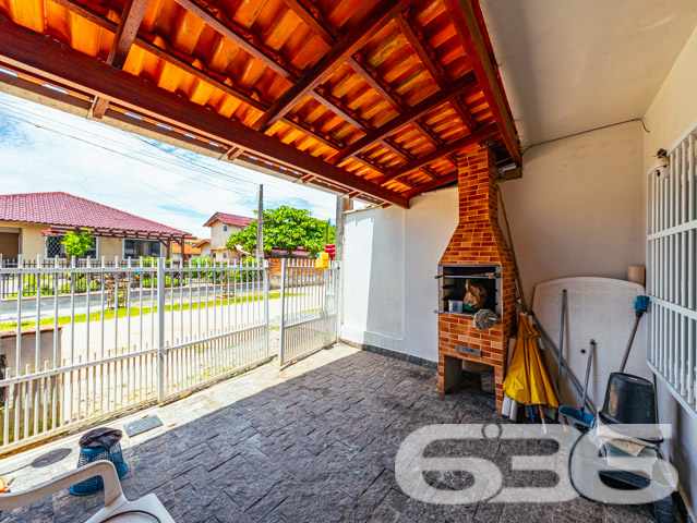 Descubra o encanto de morar bem em Balneário Barra do Sul com este sofisticado sobrado geminado, uma residência que une conforto e estilo em um dos cenários mais desejados de Santa Catarina. Situado no Centro, essa propriedade é ideal para quem busca qualidade de vida perto da natureza, sem abrir mão da conveniência de estar próximo a serviços essenciais.

O imóvel se destaca pela modernidade e pela ótima distribuição de seus 52,54 m² de área construída. A residência é composta por dois aconchegantes dormitórios, dois banheiros completos e uma sala de estar que se integra harmoniosamente à copa e à cozinha, espaço perfeito para momentos em família. A cozinha já está equipada com móveis planejados de excelente qualidade, garantindo praticidade no dia a dia.

Uma das joias deste imóvel é a sacada com vista para as paisagens do bairro, onde o clima é sempre convidativo. Além disso, a churrasqueira instalada é um convite para desfrutar de momentos especiais com amigos e família.

A região é bem servida de transporte público, escolas, hospitais e diversos serviços públicos essenciais, além de estar a uma distância conveniente de praias encantadoras.

Este sobrado não é apenas uma residência, mas um lar que oferece a tranquilidade de um ambiente seguro e a comodidade de ter tudo o que você precisa por perto. Com permissão para animais, é o espaço ideal para toda a família. A internet já instalada garante que tanto o lazer quanto o trabalho remoto sejam sempre facilitados.

A 636 Negócios Imobiliários tem o prazer de apresentar este imóvel, que reflete todo o compromisso e expertise de mais de 30 anos no mercado imobiliário. Investir em um imóvel conosco é garantia de fazer um excelente negócio com segurança jurídica e técnica. Não perca a oportunidade de conhecer sua nova casa em Balneário Barra do Sul. Aguardamos seu contato para uma visita que irá encantar.
 
636 NEGÓCIOS IMOBILIÁRIOS: A SUA MELHOR ESCOLHA
Com mais de 30 anos de experiência, a 636 Negócios Imobiliários é sua parceira ideal para encontrar o imóvel perfeito. Estamos prontos para ajudá-lo a fazer deste imóvel o seu novo lar.
 
Telefone: (47) 3451-0636
WhatsApp: (47) 99190-0636
 
Não perca esta oportunidade única. Visite nosso site para mais informações: i636.com.br