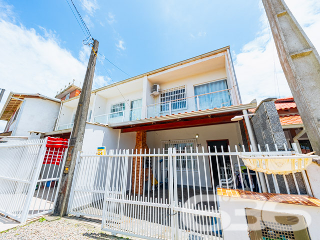 Descubra o encanto de morar bem em Balneário Barra do Sul com este sofisticado sobrado geminado, uma residência que une conforto e estilo em um dos cenários mais desejados de Santa Catarina. Situado no Centro, essa propriedade é ideal para quem busca qualidade de vida perto da natureza, sem abrir mão da conveniência de estar próximo a serviços essenciais.

O imóvel se destaca pela modernidade e pela ótima distribuição de seus 52,54 m² de área construída. A residência é composta por dois aconchegantes dormitórios, dois banheiros completos e uma sala de estar que se integra harmoniosamente à copa e à cozinha, espaço perfeito para momentos em família. A cozinha já está equipada com móveis planejados de excelente qualidade, garantindo praticidade no dia a dia.

Uma das joias deste imóvel é a sacada com vista para as paisagens do bairro, onde o clima é sempre convidativo. Além disso, a churrasqueira instalada é um convite para desfrutar de momentos especiais com amigos e família.

A região é bem servida de transporte público, escolas, hospitais e diversos serviços públicos essenciais, além de estar a uma distância conveniente de praias encantadoras.

Este sobrado não é apenas uma residência, mas um lar que oferece a tranquilidade de um ambiente seguro e a comodidade de ter tudo o que você precisa por perto. Com permissão para animais, é o espaço ideal para toda a família. A internet já instalada garante que tanto o lazer quanto o trabalho remoto sejam sempre facilitados.

A 636 Negócios Imobiliários tem o prazer de apresentar este imóvel, que reflete todo o compromisso e expertise de mais de 30 anos no mercado imobiliário. Investir em um imóvel conosco é garantia de fazer um excelente negócio com segurança jurídica e técnica. Não perca a oportunidade de conhecer sua nova casa em Balneário Barra do Sul. Aguardamos seu contato para uma visita que irá encantar.
 
636 NEGÓCIOS IMOBILIÁRIOS: A SUA MELHOR ESCOLHA
Com mais de 30 anos de experiência, a 636 Negócios Imobiliários é sua parceira ideal para encontrar o imóvel perfeito. Estamos prontos para ajudá-lo a fazer deste imóvel o seu novo lar.
 
Telefone: (47) 3451-0636
WhatsApp: (47) 99190-0636
 
Não perca esta oportunidade única. Visite nosso site para mais informações: i636.com.br