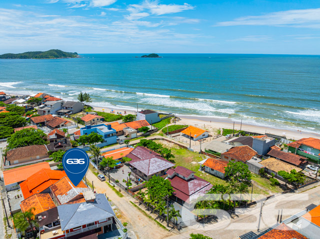Descubra o encanto de morar bem em Balneário Barra do Sul com este sofisticado sobrado geminado, uma residência que une conforto e estilo em um dos cenários mais desejados de Santa Catarina. Situado no Centro, essa propriedade é ideal para quem busca qualidade de vida perto da natureza, sem abrir mão da conveniência de estar próximo a serviços essenciais.

O imóvel se destaca pela modernidade e pela ótima distribuição de seus 52,54 m² de área construída. A residência é composta por dois aconchegantes dormitórios, dois banheiros completos e uma sala de estar que se integra harmoniosamente à copa e à cozinha, espaço perfeito para momentos em família. A cozinha já está equipada com móveis planejados de excelente qualidade, garantindo praticidade no dia a dia.

Uma das joias deste imóvel é a sacada com vista para as paisagens do bairro, onde o clima é sempre convidativo. Além disso, a churrasqueira instalada é um convite para desfrutar de momentos especiais com amigos e família.

A região é bem servida de transporte público, escolas, hospitais e diversos serviços públicos essenciais, além de estar a uma distância conveniente de praias encantadoras.

Este sobrado não é apenas uma residência, mas um lar que oferece a tranquilidade de um ambiente seguro e a comodidade de ter tudo o que você precisa por perto. Com permissão para animais, é o espaço ideal para toda a família. A internet já instalada garante que tanto o lazer quanto o trabalho remoto sejam sempre facilitados.

A 636 Negócios Imobiliários tem o prazer de apresentar este imóvel, que reflete todo o compromisso e expertise de mais de 30 anos no mercado imobiliário. Investir em um imóvel conosco é garantia de fazer um excelente negócio com segurança jurídica e técnica. Não perca a oportunidade de conhecer sua nova casa em Balneário Barra do Sul. Aguardamos seu contato para uma visita que irá encantar.
 
636 NEGÓCIOS IMOBILIÁRIOS: A SUA MELHOR ESCOLHA
Com mais de 30 anos de experiência, a 636 Negócios Imobiliários é sua parceira ideal para encontrar o imóvel perfeito. Estamos prontos para ajudá-lo a fazer deste imóvel o seu novo lar.
 
Telefone: (47) 3451-0636
WhatsApp: (47) 99190-0636
 
Não perca esta oportunidade única. Visite nosso site para mais informações: i636.com.br