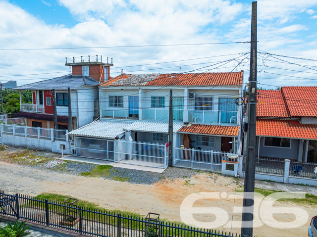 Descubra o encanto de morar bem em Balneário Barra do Sul com este sofisticado sobrado geminado, uma residência que une conforto e estilo em um dos cenários mais desejados de Santa Catarina. Situado no Centro, essa propriedade é ideal para quem busca qualidade de vida perto da natureza, sem abrir mão da conveniência de estar próximo a serviços essenciais.

O imóvel se destaca pela modernidade e pela ótima distribuição de seus 52,54 m² de área construída. A residência é composta por dois aconchegantes dormitórios, dois banheiros completos e uma sala de estar que se integra harmoniosamente à copa e à cozinha, espaço perfeito para momentos em família. A cozinha já está equipada com móveis planejados de excelente qualidade, garantindo praticidade no dia a dia.

Uma das joias deste imóvel é a sacada com vista para as paisagens do bairro, onde o clima é sempre convidativo. Além disso, a churrasqueira instalada é um convite para desfrutar de momentos especiais com amigos e família.

A região é bem servida de transporte público, escolas, hospitais e diversos serviços públicos essenciais, além de estar a uma distância conveniente de praias encantadoras.

Este sobrado não é apenas uma residência, mas um lar que oferece a tranquilidade de um ambiente seguro e a comodidade de ter tudo o que você precisa por perto. Com permissão para animais, é o espaço ideal para toda a família. A internet já instalada garante que tanto o lazer quanto o trabalho remoto sejam sempre facilitados.

A 636 Negócios Imobiliários tem o prazer de apresentar este imóvel, que reflete todo o compromisso e expertise de mais de 30 anos no mercado imobiliário. Investir em um imóvel conosco é garantia de fazer um excelente negócio com segurança jurídica e técnica. Não perca a oportunidade de conhecer sua nova casa em Balneário Barra do Sul. Aguardamos seu contato para uma visita que irá encantar.
 
636 NEGÓCIOS IMOBILIÁRIOS: A SUA MELHOR ESCOLHA
Com mais de 30 anos de experiência, a 636 Negócios Imobiliários é sua parceira ideal para encontrar o imóvel perfeito. Estamos prontos para ajudá-lo a fazer deste imóvel o seu novo lar.
 
Telefone: (47) 3451-0636
WhatsApp: (47) 99190-0636
 
Não perca esta oportunidade única. Visite nosso site para mais informações: i636.com.br