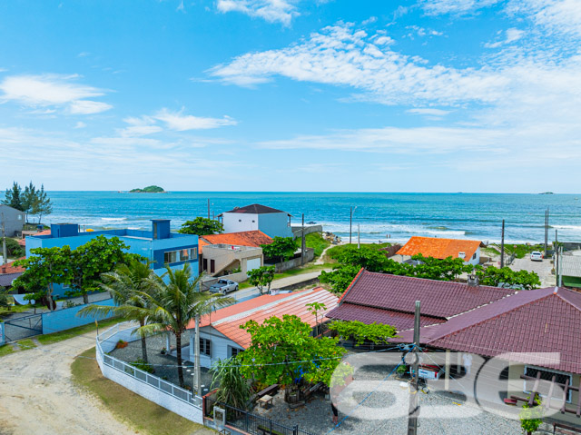 Descubra o encanto de morar bem em Balneário Barra do Sul com este sofisticado sobrado geminado, uma residência que une conforto e estilo em um dos cenários mais desejados de Santa Catarina. Situado no Centro, essa propriedade é ideal para quem busca qualidade de vida perto da natureza, sem abrir mão da conveniência de estar próximo a serviços essenciais.

O imóvel se destaca pela modernidade e pela ótima distribuição de seus 52,54 m² de área construída. A residência é composta por dois aconchegantes dormitórios, dois banheiros completos e uma sala de estar que se integra harmoniosamente à copa e à cozinha, espaço perfeito para momentos em família. A cozinha já está equipada com móveis planejados de excelente qualidade, garantindo praticidade no dia a dia.

Uma das joias deste imóvel é a sacada com vista para as paisagens do bairro, onde o clima é sempre convidativo. Além disso, a churrasqueira instalada é um convite para desfrutar de momentos especiais com amigos e família.

A região é bem servida de transporte público, escolas, hospitais e diversos serviços públicos essenciais, além de estar a uma distância conveniente de praias encantadoras.

Este sobrado não é apenas uma residência, mas um lar que oferece a tranquilidade de um ambiente seguro e a comodidade de ter tudo o que você precisa por perto. Com permissão para animais, é o espaço ideal para toda a família. A internet já instalada garante que tanto o lazer quanto o trabalho remoto sejam sempre facilitados.

A 636 Negócios Imobiliários tem o prazer de apresentar este imóvel, que reflete todo o compromisso e expertise de mais de 30 anos no mercado imobiliário. Investir em um imóvel conosco é garantia de fazer um excelente negócio com segurança jurídica e técnica. Não perca a oportunidade de conhecer sua nova casa em Balneário Barra do Sul. Aguardamos seu contato para uma visita que irá encantar.
 
636 NEGÓCIOS IMOBILIÁRIOS: A SUA MELHOR ESCOLHA
Com mais de 30 anos de experiência, a 636 Negócios Imobiliários é sua parceira ideal para encontrar o imóvel perfeito. Estamos prontos para ajudá-lo a fazer deste imóvel o seu novo lar.
 
Telefone: (47) 3451-0636
WhatsApp: (47) 99190-0636
 
Não perca esta oportunidade única. Visite nosso site para mais informações: i636.com.br