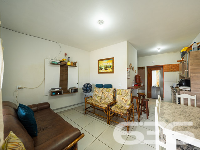 Descubra o encanto de morar bem em Balneário Barra do Sul com este sofisticado sobrado geminado, uma residência que une conforto e estilo em um dos cenários mais desejados de Santa Catarina. Situado no Centro, essa propriedade é ideal para quem busca qualidade de vida perto da natureza, sem abrir mão da conveniência de estar próximo a serviços essenciais.

O imóvel se destaca pela modernidade e pela ótima distribuição de seus 52,54 m² de área construída. A residência é composta por dois aconchegantes dormitórios, dois banheiros completos e uma sala de estar que se integra harmoniosamente à copa e à cozinha, espaço perfeito para momentos em família. A cozinha já está equipada com móveis planejados de excelente qualidade, garantindo praticidade no dia a dia.

Uma das joias deste imóvel é a sacada com vista para as paisagens do bairro, onde o clima é sempre convidativo. Além disso, a churrasqueira instalada é um convite para desfrutar de momentos especiais com amigos e família.

A região é bem servida de transporte público, escolas, hospitais e diversos serviços públicos essenciais, além de estar a uma distância conveniente de praias encantadoras.

Este sobrado não é apenas uma residência, mas um lar que oferece a tranquilidade de um ambiente seguro e a comodidade de ter tudo o que você precisa por perto. Com permissão para animais, é o espaço ideal para toda a família. A internet já instalada garante que tanto o lazer quanto o trabalho remoto sejam sempre facilitados.

A 636 Negócios Imobiliários tem o prazer de apresentar este imóvel, que reflete todo o compromisso e expertise de mais de 30 anos no mercado imobiliário. Investir em um imóvel conosco é garantia de fazer um excelente negócio com segurança jurídica e técnica. Não perca a oportunidade de conhecer sua nova casa em Balneário Barra do Sul. Aguardamos seu contato para uma visita que irá encantar.
 
636 NEGÓCIOS IMOBILIÁRIOS: A SUA MELHOR ESCOLHA
Com mais de 30 anos de experiência, a 636 Negócios Imobiliários é sua parceira ideal para encontrar o imóvel perfeito. Estamos prontos para ajudá-lo a fazer deste imóvel o seu novo lar.
 
Telefone: (47) 3451-0636
WhatsApp: (47) 99190-0636
 
Não perca esta oportunidade única. Visite nosso site para mais informações: i636.com.br
