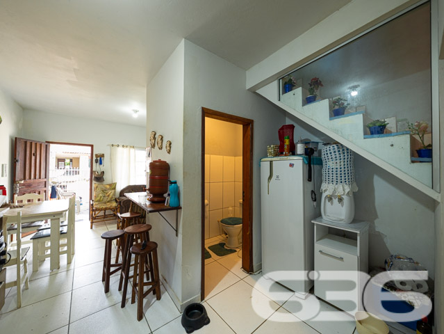 Descubra o encanto de morar bem em Balneário Barra do Sul com este sofisticado sobrado geminado, uma residência que une conforto e estilo em um dos cenários mais desejados de Santa Catarina. Situado no Centro, essa propriedade é ideal para quem busca qualidade de vida perto da natureza, sem abrir mão da conveniência de estar próximo a serviços essenciais.

O imóvel se destaca pela modernidade e pela ótima distribuição de seus 52,54 m² de área construída. A residência é composta por dois aconchegantes dormitórios, dois banheiros completos e uma sala de estar que se integra harmoniosamente à copa e à cozinha, espaço perfeito para momentos em família. A cozinha já está equipada com móveis planejados de excelente qualidade, garantindo praticidade no dia a dia.

Uma das joias deste imóvel é a sacada com vista para as paisagens do bairro, onde o clima é sempre convidativo. Além disso, a churrasqueira instalada é um convite para desfrutar de momentos especiais com amigos e família.

A região é bem servida de transporte público, escolas, hospitais e diversos serviços públicos essenciais, além de estar a uma distância conveniente de praias encantadoras.

Este sobrado não é apenas uma residência, mas um lar que oferece a tranquilidade de um ambiente seguro e a comodidade de ter tudo o que você precisa por perto. Com permissão para animais, é o espaço ideal para toda a família. A internet já instalada garante que tanto o lazer quanto o trabalho remoto sejam sempre facilitados.

A 636 Negócios Imobiliários tem o prazer de apresentar este imóvel, que reflete todo o compromisso e expertise de mais de 30 anos no mercado imobiliário. Investir em um imóvel conosco é garantia de fazer um excelente negócio com segurança jurídica e técnica. Não perca a oportunidade de conhecer sua nova casa em Balneário Barra do Sul. Aguardamos seu contato para uma visita que irá encantar.
 
636 NEGÓCIOS IMOBILIÁRIOS: A SUA MELHOR ESCOLHA
Com mais de 30 anos de experiência, a 636 Negócios Imobiliários é sua parceira ideal para encontrar o imóvel perfeito. Estamos prontos para ajudá-lo a fazer deste imóvel o seu novo lar.
 
Telefone: (47) 3451-0636
WhatsApp: (47) 99190-0636
 
Não perca esta oportunidade única. Visite nosso site para mais informações: i636.com.br