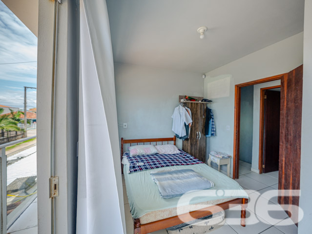 Descubra o encanto de morar bem em Balneário Barra do Sul com este sofisticado sobrado geminado, uma residência que une conforto e estilo em um dos cenários mais desejados de Santa Catarina. Situado no Centro, essa propriedade é ideal para quem busca qualidade de vida perto da natureza, sem abrir mão da conveniência de estar próximo a serviços essenciais.

O imóvel se destaca pela modernidade e pela ótima distribuição de seus 52,54 m² de área construída. A residência é composta por dois aconchegantes dormitórios, dois banheiros completos e uma sala de estar que se integra harmoniosamente à copa e à cozinha, espaço perfeito para momentos em família. A cozinha já está equipada com móveis planejados de excelente qualidade, garantindo praticidade no dia a dia.

Uma das joias deste imóvel é a sacada com vista para as paisagens do bairro, onde o clima é sempre convidativo. Além disso, a churrasqueira instalada é um convite para desfrutar de momentos especiais com amigos e família.

A região é bem servida de transporte público, escolas, hospitais e diversos serviços públicos essenciais, além de estar a uma distância conveniente de praias encantadoras.

Este sobrado não é apenas uma residência, mas um lar que oferece a tranquilidade de um ambiente seguro e a comodidade de ter tudo o que você precisa por perto. Com permissão para animais, é o espaço ideal para toda a família. A internet já instalada garante que tanto o lazer quanto o trabalho remoto sejam sempre facilitados.

A 636 Negócios Imobiliários tem o prazer de apresentar este imóvel, que reflete todo o compromisso e expertise de mais de 30 anos no mercado imobiliário. Investir em um imóvel conosco é garantia de fazer um excelente negócio com segurança jurídica e técnica. Não perca a oportunidade de conhecer sua nova casa em Balneário Barra do Sul. Aguardamos seu contato para uma visita que irá encantar.
 
636 NEGÓCIOS IMOBILIÁRIOS: A SUA MELHOR ESCOLHA
Com mais de 30 anos de experiência, a 636 Negócios Imobiliários é sua parceira ideal para encontrar o imóvel perfeito. Estamos prontos para ajudá-lo a fazer deste imóvel o seu novo lar.
 
Telefone: (47) 3451-0636
WhatsApp: (47) 99190-0636
 
Não perca esta oportunidade única. Visite nosso site para mais informações: i636.com.br