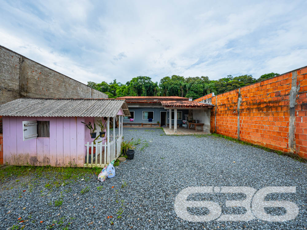 Descubra o prazer de viver em um ambiente tranquilo e aconchegante, perfeito para sua família! Localizada em Araquari, no bairro Itinga, esta residência padrão térreo oferece 70 m² de área construída em um terreno plano de 250 m², perfeitamente distribuído para garantir conforto e praticidade.
Com uma estrutura robusta de laje, a casa dispõe de dois dormitórios arejados, uma sala de estar acolhedora para momentos em família e uma copa e cozinha conjugadas, ideal para quem adora cozinhar enquanto interage com visitas. A propriedade também conta com uma ampla garagem coberta e espaço para mais veículos no terreno, além de um encantador espaço com churrasqueira para desfrutar de momentos especiais.
A localização é um verdadeiro privilégio: o imóvel está próximo à um corredor comercial repleto de conveniências como farmácia, padaria, material de construção, dois CEIs e colégio.
O imóvel não é apenas uma casa, é um lar esperando por você. Um espaço onde cada canto foi pensado para proporcionar segurança e comodidade, com acesso pavimentado e uma área do terreno que garante privacidade.
Imagine-se vivendo neste refúgio tranquilo, com todas as facilidades urbanas ao seu alcance, mas com a paz e a privacidade que só este imóvel em Araquari pode oferecer. Venha conhecer e se apaixonar por este lugar que pode ser o próximo capítulo na história de sua família. A 636 Negócios Imobiliários está à disposição para tornar seu sonho realidade com a excelência e a segurança que mais de 30 anos de experiência no mercado podem garantir.
636 NEGÓCIOS IMOBILIÁRIOS: A SUA MELHOR ESCOLHA
Com mais de 30 anos de experiência, a 636 Negócios Imobiliários é sua parceira ideal para encontrar o imóvel perfeito. Estamos prontos para ajudá-lo a fazer deste imóvel o seu novo lar.
Telefone: (47) 3451-0636
WhatsApp: (47) 99190-0636
Não perca esta oportunidade única. Visite nosso site para mais informações: i636.com.br
