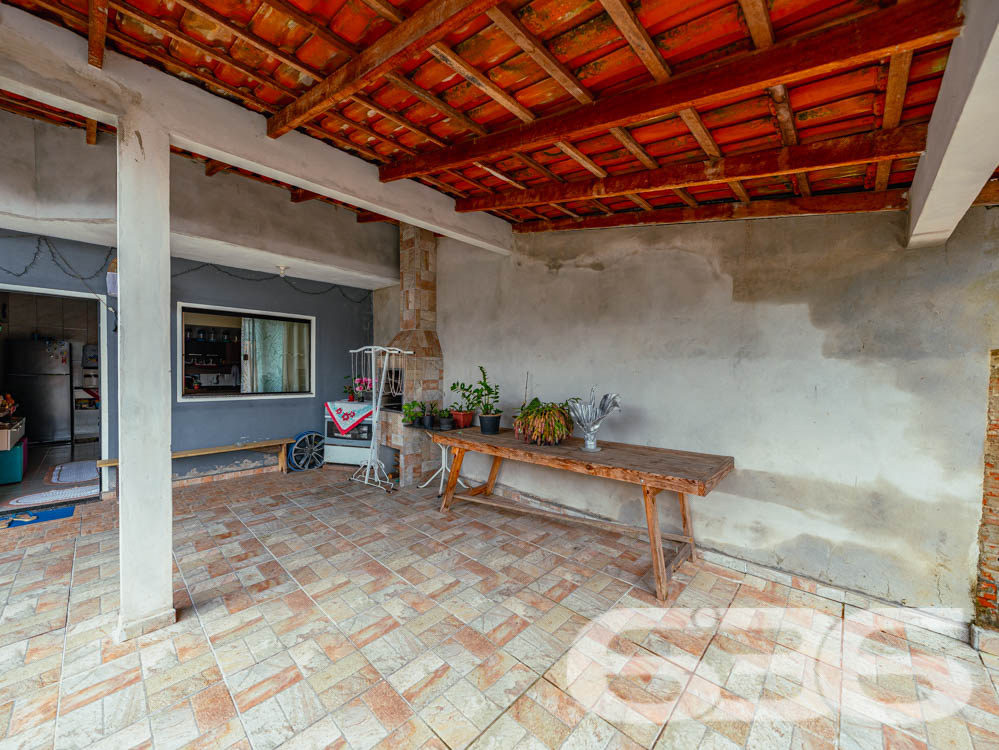 Descubra o prazer de viver em um ambiente tranquilo e aconchegante, perfeito para sua família! Localizada em Araquari, no bairro Itinga, esta residência padrão térreo oferece 70 m² de área construída em um terreno plano de 250 m², perfeitamente distribuído para garantir conforto e praticidade.
Com uma estrutura robusta de laje, a casa dispõe de dois dormitórios arejados, uma sala de estar acolhedora para momentos em família e uma copa e cozinha conjugadas, ideal para quem adora cozinhar enquanto interage com visitas. A propriedade também conta com uma ampla garagem coberta e espaço para mais veículos no terreno, além de um encantador espaço com churrasqueira para desfrutar de momentos especiais.
A localização é um verdadeiro privilégio: o imóvel está próximo à um corredor comercial repleto de conveniências como farmácia, padaria, material de construção, dois CEIs e colégio.
O imóvel não é apenas uma casa, é um lar esperando por você. Um espaço onde cada canto foi pensado para proporcionar segurança e comodidade, com acesso pavimentado e uma área do terreno que garante privacidade.
Imagine-se vivendo neste refúgio tranquilo, com todas as facilidades urbanas ao seu alcance, mas com a paz e a privacidade que só este imóvel em Araquari pode oferecer. Venha conhecer e se apaixonar por este lugar que pode ser o próximo capítulo na história de sua família. A 636 Negócios Imobiliários está à disposição para tornar seu sonho realidade com a excelência e a segurança que mais de 30 anos de experiência no mercado podem garantir.
636 NEGÓCIOS IMOBILIÁRIOS: A SUA MELHOR ESCOLHA
Com mais de 30 anos de experiência, a 636 Negócios Imobiliários é sua parceira ideal para encontrar o imóvel perfeito. Estamos prontos para ajudá-lo a fazer deste imóvel o seu novo lar.
Telefone: (47) 3451-0636
WhatsApp: (47) 99190-0636
Não perca esta oportunidade única. Visite nosso site para mais informações: i636.com.br