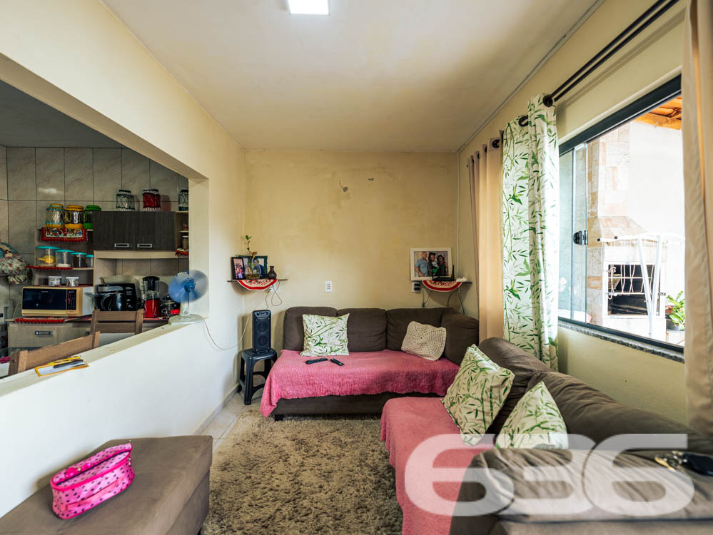 Descubra o prazer de viver em um ambiente tranquilo e aconchegante, perfeito para sua família! Localizada em Araquari, no bairro Itinga, esta residência padrão térreo oferece 70 m² de área construída em um terreno plano de 250 m², perfeitamente distribuído para garantir conforto e praticidade.
Com uma estrutura robusta de laje, a casa dispõe de dois dormitórios arejados, uma sala de estar acolhedora para momentos em família e uma copa e cozinha conjugadas, ideal para quem adora cozinhar enquanto interage com visitas. A propriedade também conta com uma ampla garagem coberta e espaço para mais veículos no terreno, além de um encantador espaço com churrasqueira para desfrutar de momentos especiais.
A localização é um verdadeiro privilégio: o imóvel está próximo à um corredor comercial repleto de conveniências como farmácia, padaria, material de construção, dois CEIs e colégio.
O imóvel não é apenas uma casa, é um lar esperando por você. Um espaço onde cada canto foi pensado para proporcionar segurança e comodidade, com acesso pavimentado e uma área do terreno que garante privacidade.
Imagine-se vivendo neste refúgio tranquilo, com todas as facilidades urbanas ao seu alcance, mas com a paz e a privacidade que só este imóvel em Araquari pode oferecer. Venha conhecer e se apaixonar por este lugar que pode ser o próximo capítulo na história de sua família. A 636 Negócios Imobiliários está à disposição para tornar seu sonho realidade com a excelência e a segurança que mais de 30 anos de experiência no mercado podem garantir.
636 NEGÓCIOS IMOBILIÁRIOS: A SUA MELHOR ESCOLHA
Com mais de 30 anos de experiência, a 636 Negócios Imobiliários é sua parceira ideal para encontrar o imóvel perfeito. Estamos prontos para ajudá-lo a fazer deste imóvel o seu novo lar.
Telefone: (47) 3451-0636
WhatsApp: (47) 99190-0636
Não perca esta oportunidade única. Visite nosso site para mais informações: i636.com.br