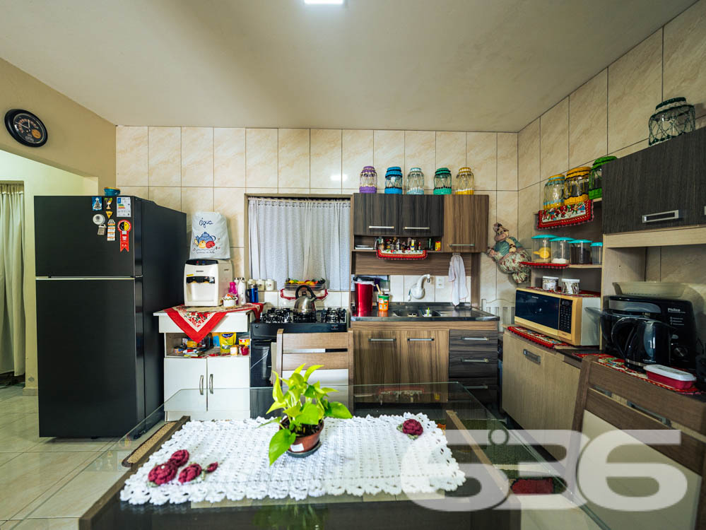 Descubra o prazer de viver em um ambiente tranquilo e aconchegante, perfeito para sua família! Localizada em Araquari, no bairro Itinga, esta residência padrão térreo oferece 70 m² de área construída em um terreno plano de 250 m², perfeitamente distribuído para garantir conforto e praticidade.
Com uma estrutura robusta de laje, a casa dispõe de dois dormitórios arejados, uma sala de estar acolhedora para momentos em família e uma copa e cozinha conjugadas, ideal para quem adora cozinhar enquanto interage com visitas. A propriedade também conta com uma ampla garagem coberta e espaço para mais veículos no terreno, além de um encantador espaço com churrasqueira para desfrutar de momentos especiais.
A localização é um verdadeiro privilégio: o imóvel está próximo à um corredor comercial repleto de conveniências como farmácia, padaria, material de construção, dois CEIs e colégio.
O imóvel não é apenas uma casa, é um lar esperando por você. Um espaço onde cada canto foi pensado para proporcionar segurança e comodidade, com acesso pavimentado e uma área do terreno que garante privacidade.
Imagine-se vivendo neste refúgio tranquilo, com todas as facilidades urbanas ao seu alcance, mas com a paz e a privacidade que só este imóvel em Araquari pode oferecer. Venha conhecer e se apaixonar por este lugar que pode ser o próximo capítulo na história de sua família. A 636 Negócios Imobiliários está à disposição para tornar seu sonho realidade com a excelência e a segurança que mais de 30 anos de experiência no mercado podem garantir.
636 NEGÓCIOS IMOBILIÁRIOS: A SUA MELHOR ESCOLHA
Com mais de 30 anos de experiência, a 636 Negócios Imobiliários é sua parceira ideal para encontrar o imóvel perfeito. Estamos prontos para ajudá-lo a fazer deste imóvel o seu novo lar.
Telefone: (47) 3451-0636
WhatsApp: (47) 99190-0636
Não perca esta oportunidade única. Visite nosso site para mais informações: i636.com.br