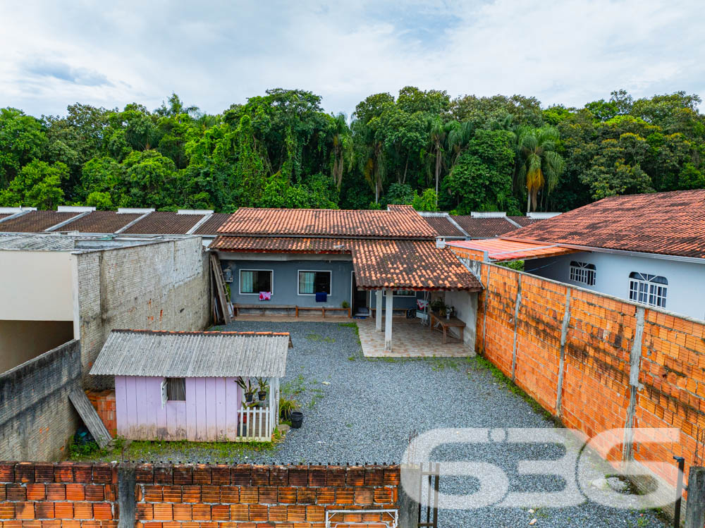 Descubra o prazer de viver em um ambiente tranquilo e aconchegante, perfeito para sua família! Localizada em Araquari, no bairro Itinga, esta residência padrão térreo oferece 70 m² de área construída em um terreno plano de 250 m², perfeitamente distribuído para garantir conforto e praticidade.
Com uma estrutura robusta de laje, a casa dispõe de dois dormitórios arejados, uma sala de estar acolhedora para momentos em família e uma copa e cozinha conjugadas, ideal para quem adora cozinhar enquanto interage com visitas. A propriedade também conta com uma ampla garagem coberta e espaço para mais veículos no terreno, além de um encantador espaço com churrasqueira para desfrutar de momentos especiais.
A localização é um verdadeiro privilégio: o imóvel está próximo à um corredor comercial repleto de conveniências como farmácia, padaria, material de construção, dois CEIs e colégio.
O imóvel não é apenas uma casa, é um lar esperando por você. Um espaço onde cada canto foi pensado para proporcionar segurança e comodidade, com acesso pavimentado e uma área do terreno que garante privacidade.
Imagine-se vivendo neste refúgio tranquilo, com todas as facilidades urbanas ao seu alcance, mas com a paz e a privacidade que só este imóvel em Araquari pode oferecer. Venha conhecer e se apaixonar por este lugar que pode ser o próximo capítulo na história de sua família. A 636 Negócios Imobiliários está à disposição para tornar seu sonho realidade com a excelência e a segurança que mais de 30 anos de experiência no mercado podem garantir.
636 NEGÓCIOS IMOBILIÁRIOS: A SUA MELHOR ESCOLHA
Com mais de 30 anos de experiência, a 636 Negócios Imobiliários é sua parceira ideal para encontrar o imóvel perfeito. Estamos prontos para ajudá-lo a fazer deste imóvel o seu novo lar.
Telefone: (47) 3451-0636
WhatsApp: (47) 99190-0636
Não perca esta oportunidade única. Visite nosso site para mais informações: i636.com.br