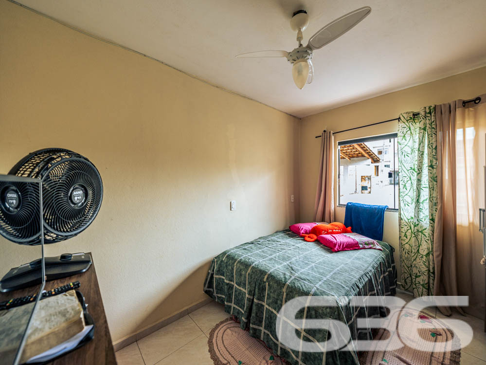 Descubra o prazer de viver em um ambiente tranquilo e aconchegante, perfeito para sua família! Localizada em Araquari, no bairro Itinga, esta residência padrão térreo oferece 70 m² de área construída em um terreno plano de 250 m², perfeitamente distribuído para garantir conforto e praticidade.
Com uma estrutura robusta de laje, a casa dispõe de dois dormitórios arejados, uma sala de estar acolhedora para momentos em família e uma copa e cozinha conjugadas, ideal para quem adora cozinhar enquanto interage com visitas. A propriedade também conta com uma ampla garagem coberta e espaço para mais veículos no terreno, além de um encantador espaço com churrasqueira para desfrutar de momentos especiais.
A localização é um verdadeiro privilégio: o imóvel está próximo à um corredor comercial repleto de conveniências como farmácia, padaria, material de construção, dois CEIs e colégio.
O imóvel não é apenas uma casa, é um lar esperando por você. Um espaço onde cada canto foi pensado para proporcionar segurança e comodidade, com acesso pavimentado e uma área do terreno que garante privacidade.
Imagine-se vivendo neste refúgio tranquilo, com todas as facilidades urbanas ao seu alcance, mas com a paz e a privacidade que só este imóvel em Araquari pode oferecer. Venha conhecer e se apaixonar por este lugar que pode ser o próximo capítulo na história de sua família. A 636 Negócios Imobiliários está à disposição para tornar seu sonho realidade com a excelência e a segurança que mais de 30 anos de experiência no mercado podem garantir.
636 NEGÓCIOS IMOBILIÁRIOS: A SUA MELHOR ESCOLHA
Com mais de 30 anos de experiência, a 636 Negócios Imobiliários é sua parceira ideal para encontrar o imóvel perfeito. Estamos prontos para ajudá-lo a fazer deste imóvel o seu novo lar.
Telefone: (47) 3451-0636
WhatsApp: (47) 99190-0636
Não perca esta oportunidade única. Visite nosso site para mais informações: i636.com.br