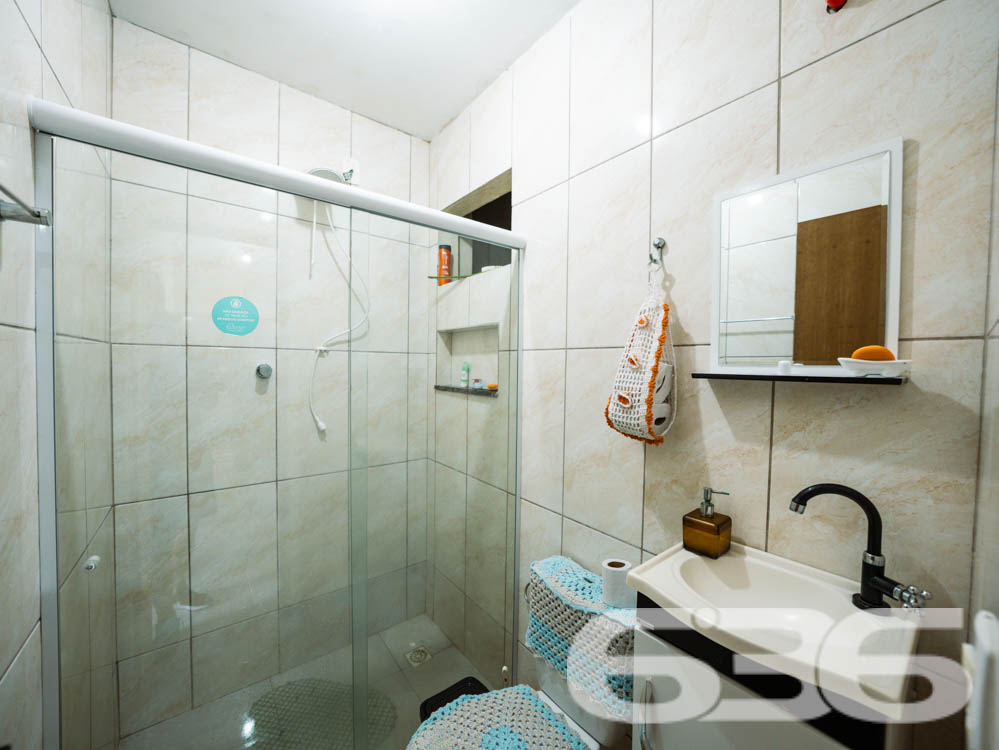 Descubra o prazer de viver em um ambiente tranquilo e aconchegante, perfeito para sua família! Localizada em Araquari, no bairro Itinga, esta residência padrão térreo oferece 70 m² de área construída em um terreno plano de 250 m², perfeitamente distribuído para garantir conforto e praticidade.
Com uma estrutura robusta de laje, a casa dispõe de dois dormitórios arejados, uma sala de estar acolhedora para momentos em família e uma copa e cozinha conjugadas, ideal para quem adora cozinhar enquanto interage com visitas. A propriedade também conta com uma ampla garagem coberta e espaço para mais veículos no terreno, além de um encantador espaço com churrasqueira para desfrutar de momentos especiais.
A localização é um verdadeiro privilégio: o imóvel está próximo à um corredor comercial repleto de conveniências como farmácia, padaria, material de construção, dois CEIs e colégio.
O imóvel não é apenas uma casa, é um lar esperando por você. Um espaço onde cada canto foi pensado para proporcionar segurança e comodidade, com acesso pavimentado e uma área do terreno que garante privacidade.
Imagine-se vivendo neste refúgio tranquilo, com todas as facilidades urbanas ao seu alcance, mas com a paz e a privacidade que só este imóvel em Araquari pode oferecer. Venha conhecer e se apaixonar por este lugar que pode ser o próximo capítulo na história de sua família. A 636 Negócios Imobiliários está à disposição para tornar seu sonho realidade com a excelência e a segurança que mais de 30 anos de experiência no mercado podem garantir.
636 NEGÓCIOS IMOBILIÁRIOS: A SUA MELHOR ESCOLHA
Com mais de 30 anos de experiência, a 636 Negócios Imobiliários é sua parceira ideal para encontrar o imóvel perfeito. Estamos prontos para ajudá-lo a fazer deste imóvel o seu novo lar.
Telefone: (47) 3451-0636
WhatsApp: (47) 99190-0636
Não perca esta oportunidade única. Visite nosso site para mais informações: i636.com.br
