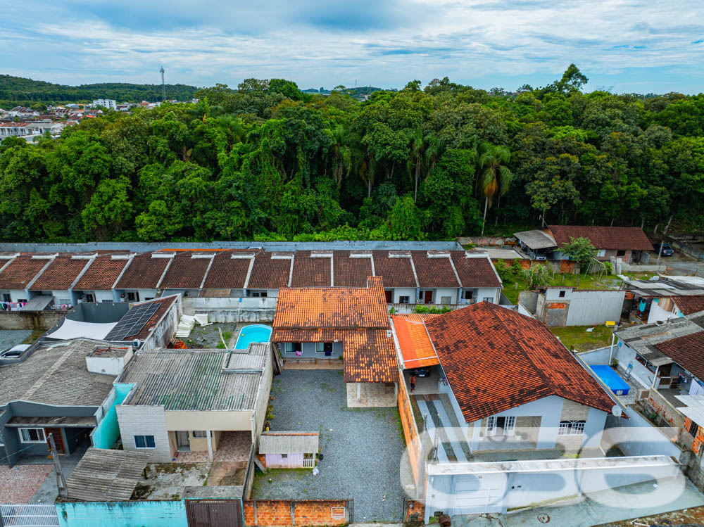 Descubra o prazer de viver em um ambiente tranquilo e aconchegante, perfeito para sua família! Localizada em Araquari, no bairro Itinga, esta residência padrão térreo oferece 70 m² de área construída em um terreno plano de 250 m², perfeitamente distribuído para garantir conforto e praticidade.
Com uma estrutura robusta de laje, a casa dispõe de dois dormitórios arejados, uma sala de estar acolhedora para momentos em família e uma copa e cozinha conjugadas, ideal para quem adora cozinhar enquanto interage com visitas. A propriedade também conta com uma ampla garagem coberta e espaço para mais veículos no terreno, além de um encantador espaço com churrasqueira para desfrutar de momentos especiais.
A localização é um verdadeiro privilégio: o imóvel está próximo à um corredor comercial repleto de conveniências como farmácia, padaria, material de construção, dois CEIs e colégio.
O imóvel não é apenas uma casa, é um lar esperando por você. Um espaço onde cada canto foi pensado para proporcionar segurança e comodidade, com acesso pavimentado e uma área do terreno que garante privacidade.
Imagine-se vivendo neste refúgio tranquilo, com todas as facilidades urbanas ao seu alcance, mas com a paz e a privacidade que só este imóvel em Araquari pode oferecer. Venha conhecer e se apaixonar por este lugar que pode ser o próximo capítulo na história de sua família. A 636 Negócios Imobiliários está à disposição para tornar seu sonho realidade com a excelência e a segurança que mais de 30 anos de experiência no mercado podem garantir.
636 NEGÓCIOS IMOBILIÁRIOS: A SUA MELHOR ESCOLHA
Com mais de 30 anos de experiência, a 636 Negócios Imobiliários é sua parceira ideal para encontrar o imóvel perfeito. Estamos prontos para ajudá-lo a fazer deste imóvel o seu novo lar.
Telefone: (47) 3451-0636
WhatsApp: (47) 99190-0636
Não perca esta oportunidade única. Visite nosso site para mais informações: i636.com.br