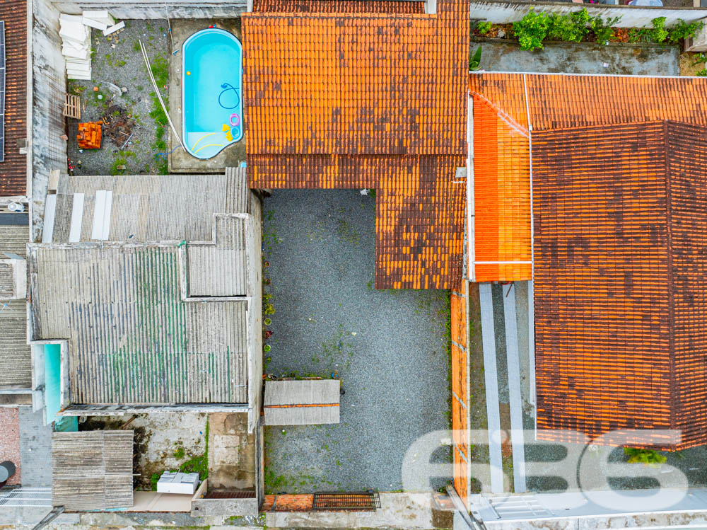 Descubra o prazer de viver em um ambiente tranquilo e aconchegante, perfeito para sua família! Localizada em Araquari, no bairro Itinga, esta residência padrão térreo oferece 70 m² de área construída em um terreno plano de 250 m², perfeitamente distribuído para garantir conforto e praticidade.
Com uma estrutura robusta de laje, a casa dispõe de dois dormitórios arejados, uma sala de estar acolhedora para momentos em família e uma copa e cozinha conjugadas, ideal para quem adora cozinhar enquanto interage com visitas. A propriedade também conta com uma ampla garagem coberta e espaço para mais veículos no terreno, além de um encantador espaço com churrasqueira para desfrutar de momentos especiais.
A localização é um verdadeiro privilégio: o imóvel está próximo à um corredor comercial repleto de conveniências como farmácia, padaria, material de construção, dois CEIs e colégio.
O imóvel não é apenas uma casa, é um lar esperando por você. Um espaço onde cada canto foi pensado para proporcionar segurança e comodidade, com acesso pavimentado e uma área do terreno que garante privacidade.
Imagine-se vivendo neste refúgio tranquilo, com todas as facilidades urbanas ao seu alcance, mas com a paz e a privacidade que só este imóvel em Araquari pode oferecer. Venha conhecer e se apaixonar por este lugar que pode ser o próximo capítulo na história de sua família. A 636 Negócios Imobiliários está à disposição para tornar seu sonho realidade com a excelência e a segurança que mais de 30 anos de experiência no mercado podem garantir.
636 NEGÓCIOS IMOBILIÁRIOS: A SUA MELHOR ESCOLHA
Com mais de 30 anos de experiência, a 636 Negócios Imobiliários é sua parceira ideal para encontrar o imóvel perfeito. Estamos prontos para ajudá-lo a fazer deste imóvel o seu novo lar.
Telefone: (47) 3451-0636
WhatsApp: (47) 99190-0636
Não perca esta oportunidade única. Visite nosso site para mais informações: i636.com.br