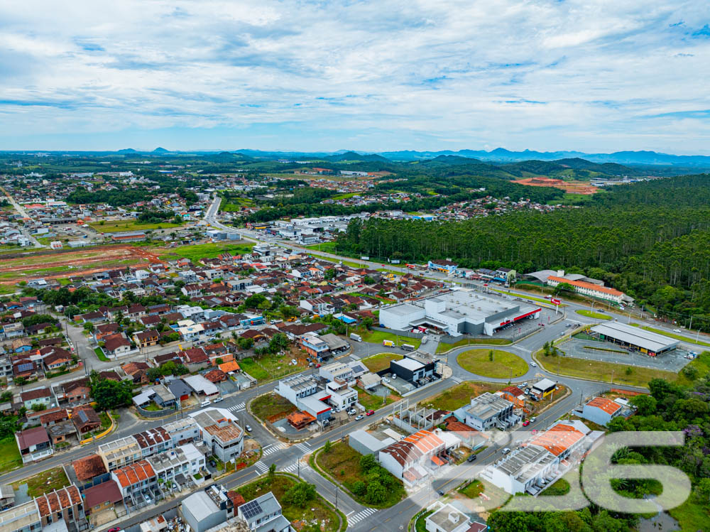 Descubra o prazer de viver em um ambiente tranquilo e aconchegante, perfeito para sua família! Localizada em Araquari, no bairro Itinga, esta residência padrão térreo oferece 70 m² de área construída em um terreno plano de 250 m², perfeitamente distribuído para garantir conforto e praticidade.
Com uma estrutura robusta de laje, a casa dispõe de dois dormitórios arejados, uma sala de estar acolhedora para momentos em família e uma copa e cozinha conjugadas, ideal para quem adora cozinhar enquanto interage com visitas. A propriedade também conta com uma ampla garagem coberta e espaço para mais veículos no terreno, além de um encantador espaço com churrasqueira para desfrutar de momentos especiais.
A localização é um verdadeiro privilégio: o imóvel está próximo à um corredor comercial repleto de conveniências como farmácia, padaria, material de construção, dois CEIs e colégio.
O imóvel não é apenas uma casa, é um lar esperando por você. Um espaço onde cada canto foi pensado para proporcionar segurança e comodidade, com acesso pavimentado e uma área do terreno que garante privacidade.
Imagine-se vivendo neste refúgio tranquilo, com todas as facilidades urbanas ao seu alcance, mas com a paz e a privacidade que só este imóvel em Araquari pode oferecer. Venha conhecer e se apaixonar por este lugar que pode ser o próximo capítulo na história de sua família. A 636 Negócios Imobiliários está à disposição para tornar seu sonho realidade com a excelência e a segurança que mais de 30 anos de experiência no mercado podem garantir.
636 NEGÓCIOS IMOBILIÁRIOS: A SUA MELHOR ESCOLHA
Com mais de 30 anos de experiência, a 636 Negócios Imobiliários é sua parceira ideal para encontrar o imóvel perfeito. Estamos prontos para ajudá-lo a fazer deste imóvel o seu novo lar.
Telefone: (47) 3451-0636
WhatsApp: (47) 99190-0636
Não perca esta oportunidade única. Visite nosso site para mais informações: i636.com.br