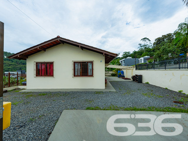 Descubra sua nova residência em Joinville, um refúgio ideal com espaço e conforto para toda a família!
Localizada no charmoso bairro de Boa Vista, esta residência térrea, apresenta um projeto funcional e acolhedor com 112 m² de área construída, situada em um amplo terreno de 445,00 m².
A casa dispõe de uma suíte e três dormitórios adicionais, todos com ótima iluminação e ventilação, ideais para o descanso e privacidade. A sala de estar é ampla e convidativa, com espaço suficiente para momentos relaxantes e de convívio. A cozinha, prática e funcional, está equipada e pronta para ser o coração da casa, integrando-se harmoniosamente à área de jantar. A residência também oferece uma área de serviço bem dimensionada, mantendo a organização do dia a dia.
Além do conforto interno, o imóvel conta com vagas descobertas de garagem, garantindo facilidade de acesso e comodidade. A propriedade permite animais, sendo perfeita para famílias que desejam um lar acolhedor para todos os seus membros, incluindo os pets.
A localização é um ponto forte, estando próxima a vias de acesso importantes, transporte público, escolas e serviços públicos essenciais, facilitando a rotina e enriquecendo o cotidiano dos moradores com conveniência e eficiência.
Esta residência não apenas representa uma moradia, mas um lar repleto de possibilidades e prontidão para criar memórias duradouras. Valorize a sua decisão de encontrar o lugar ideal para viver, escolhendo um imóvel que oferece a combinação perfeita de localização, espaço e funcionalidade.
636 NEGÓCIOS IMOBILIÁRIOS: A SUA MELHOR ESCOLHA
Com mais de 30 anos de experiência, a 636 Negócios Imobiliários é sua parceira ideal para encontrar o imóvel perfeito. Estamos prontos para ajudá-lo a fazer deste imóvel o seu novo lar.
Telefone: (47) 3451-0636
WhatsApp: (47) 99190-0636
Não perca esta oportunidade única. Visite nosso site para mais informações: i636.com.br