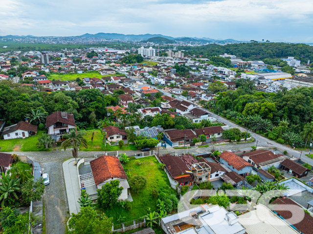 Descubra seu novo começo com este terreno excepcionalmente localizado no bairro Boa Vista, em Joinville/SC. Com uma área de 446 m² e dimensões perfeitamente proporcionais, este terreno oferece um pano de fundo ideal para a casa dos seus sonhos ou um investimento imobiliário robusto.
Localização Premium em Joinville: O terreno está situado em uma rua totalmente pavimentada, garantindo acesso fácil e uma infraestrutura de qualidade. Localizado em uma área tranquila e arborizada, oferece uma mistura ideal de vida urbana e contato com a natureza, com vistas deslumbrantes e a brisa fresca típica do leste. A localidade oferece proximidade com centros comerciais, escolas de alta qualidade e toda a conveniência urbana sem abrir mão da paz e do sossego.
Potencial de Desenvolvimento: Este terreno não é apenas um espaço, é uma tela em branco esperando para ser transformada. Sua geometria regular e as medidas generosas permitem a construção de uma residência ampla com jardim, piscina ou mesmo unidades para locação, maximizando seu retorno sobre o investimento.
Entre em Contato: Não perca a oportunidade de conhecer este terreno excepcional. Entre em contato com a 636 Negócios Imobiliários hoje mesmo para agendar uma visita ou para mais informações. Estamos aqui para ajudá-lo a realizar seus sonhos com segurança e confiança.
Este é mais que um terreno, é o seu futuro. Investir em imóveis é investir em estabilidade e crescimento. Escolha inteligência e experiência. Escolha 636 Negócios Imobiliários.
Visualize a vida que você sempre sonhou, comece aqui.
636 NEGÓCIOS IMOBILIÁRIOS: A SUA MELHOR ESCOLHA
Com mais de 30 anos de experiência, a 636 Negócios Imobiliários é sua parceira ideal para encontrar o imóvel perfeito. Estamos prontos para ajudá-lo a fazer deste imóvel o seu novo lar.
Telefone: (47) 3451-0636
WhatsApp: (47) 99190-0636
Não perca esta oportunidade única. Visite nosso site para mais informações: i636.com.br