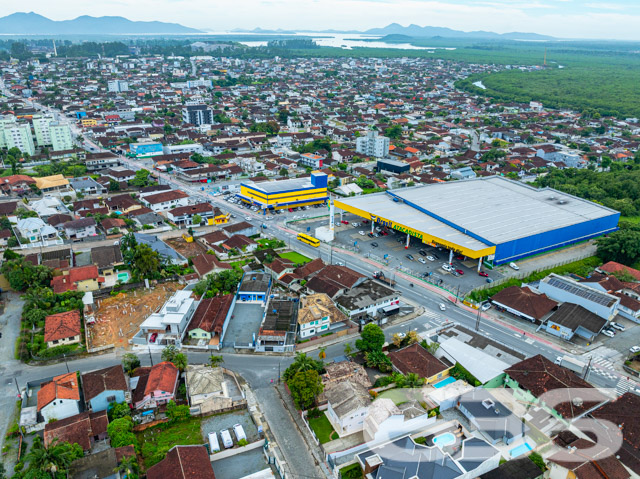 Descubra seu novo começo com este terreno excepcionalmente localizado no bairro Boa Vista, em Joinville/SC. Com uma área de 446 m² e dimensões perfeitamente proporcionais, este terreno oferece um pano de fundo ideal para a casa dos seus sonhos ou um investimento imobiliário robusto.
Localização Premium em Joinville: O terreno está situado em uma rua totalmente pavimentada, garantindo acesso fácil e uma infraestrutura de qualidade. Localizado em uma área tranquila e arborizada, oferece uma mistura ideal de vida urbana e contato com a natureza, com vistas deslumbrantes e a brisa fresca típica do leste. A localidade oferece proximidade com centros comerciais, escolas de alta qualidade e toda a conveniência urbana sem abrir mão da paz e do sossego.
Potencial de Desenvolvimento: Este terreno não é apenas um espaço, é uma tela em branco esperando para ser transformada. Sua geometria regular e as medidas generosas permitem a construção de uma residência ampla com jardim, piscina ou mesmo unidades para locação, maximizando seu retorno sobre o investimento.
Entre em Contato: Não perca a oportunidade de conhecer este terreno excepcional. Entre em contato com a 636 Negócios Imobiliários hoje mesmo para agendar uma visita ou para mais informações. Estamos aqui para ajudá-lo a realizar seus sonhos com segurança e confiança.
Este é mais que um terreno, é o seu futuro. Investir em imóveis é investir em estabilidade e crescimento. Escolha inteligência e experiência. Escolha 636 Negócios Imobiliários.
Visualize a vida que você sempre sonhou, comece aqui.
636 NEGÓCIOS IMOBILIÁRIOS: A SUA MELHOR ESCOLHA
Com mais de 30 anos de experiência, a 636 Negócios Imobiliários é sua parceira ideal para encontrar o imóvel perfeito. Estamos prontos para ajudá-lo a fazer deste imóvel o seu novo lar.
Telefone: (47) 3451-0636
WhatsApp: (47) 99190-0636
Não perca esta oportunidade única. Visite nosso site para mais informações: i636.com.br
