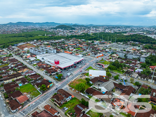 Descubra seu novo começo com este terreno excepcionalmente localizado no bairro Boa Vista, em Joinville/SC. Com uma área de 446 m² e dimensões perfeitamente proporcionais, este terreno oferece um pano de fundo ideal para a casa dos seus sonhos ou um investimento imobiliário robusto.
Localização Premium em Joinville: O terreno está situado em uma rua totalmente pavimentada, garantindo acesso fácil e uma infraestrutura de qualidade. Localizado em uma área tranquila e arborizada, oferece uma mistura ideal de vida urbana e contato com a natureza, com vistas deslumbrantes e a brisa fresca típica do leste. A localidade oferece proximidade com centros comerciais, escolas de alta qualidade e toda a conveniência urbana sem abrir mão da paz e do sossego.
Potencial de Desenvolvimento: Este terreno não é apenas um espaço, é uma tela em branco esperando para ser transformada. Sua geometria regular e as medidas generosas permitem a construção de uma residência ampla com jardim, piscina ou mesmo unidades para locação, maximizando seu retorno sobre o investimento.
Entre em Contato: Não perca a oportunidade de conhecer este terreno excepcional. Entre em contato com a 636 Negócios Imobiliários hoje mesmo para agendar uma visita ou para mais informações. Estamos aqui para ajudá-lo a realizar seus sonhos com segurança e confiança.
Este é mais que um terreno, é o seu futuro. Investir em imóveis é investir em estabilidade e crescimento. Escolha inteligência e experiência. Escolha 636 Negócios Imobiliários.
Visualize a vida que você sempre sonhou, comece aqui.
636 NEGÓCIOS IMOBILIÁRIOS: A SUA MELHOR ESCOLHA
Com mais de 30 anos de experiência, a 636 Negócios Imobiliários é sua parceira ideal para encontrar o imóvel perfeito. Estamos prontos para ajudá-lo a fazer deste imóvel o seu novo lar.
Telefone: (47) 3451-0636
WhatsApp: (47) 99190-0636
Não perca esta oportunidade única. Visite nosso site para mais informações: i636.com.br
