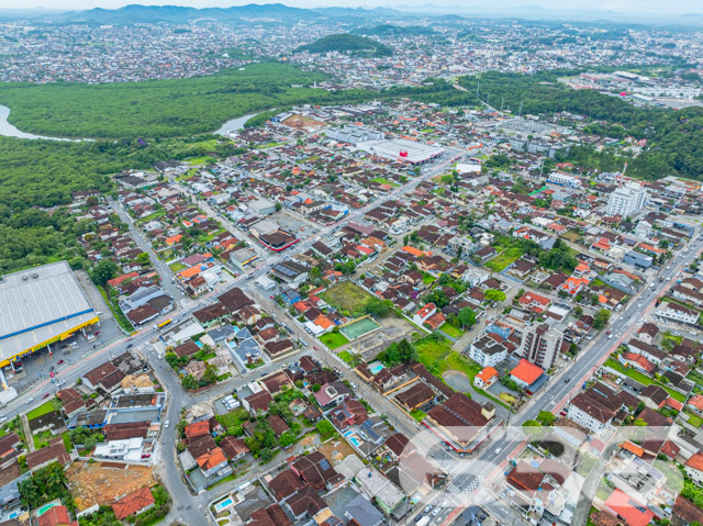 Descubra seu novo começo com este terreno excepcionalmente localizado no bairro Boa Vista, em Joinville/SC. Com uma área de 446 m² e dimensões perfeitamente proporcionais, este terreno oferece um pano de fundo ideal para a casa dos seus sonhos ou um investimento imobiliário robusto.
Localização Premium em Joinville: O terreno está situado em uma rua totalmente pavimentada, garantindo acesso fácil e uma infraestrutura de qualidade. Localizado em uma área tranquila e arborizada, oferece uma mistura ideal de vida urbana e contato com a natureza, com vistas deslumbrantes e a brisa fresca típica do leste. A localidade oferece proximidade com centros comerciais, escolas de alta qualidade e toda a conveniência urbana sem abrir mão da paz e do sossego.
Potencial de Desenvolvimento: Este terreno não é apenas um espaço, é uma tela em branco esperando para ser transformada. Sua geometria regular e as medidas generosas permitem a construção de uma residência ampla com jardim, piscina ou mesmo unidades para locação, maximizando seu retorno sobre o investimento.
Entre em Contato: Não perca a oportunidade de conhecer este terreno excepcional. Entre em contato com a 636 Negócios Imobiliários hoje mesmo para agendar uma visita ou para mais informações. Estamos aqui para ajudá-lo a realizar seus sonhos com segurança e confiança.
Este é mais que um terreno, é o seu futuro. Investir em imóveis é investir em estabilidade e crescimento. Escolha inteligência e experiência. Escolha 636 Negócios Imobiliários.
Visualize a vida que você sempre sonhou, comece aqui.
636 NEGÓCIOS IMOBILIÁRIOS: A SUA MELHOR ESCOLHA
Com mais de 30 anos de experiência, a 636 Negócios Imobiliários é sua parceira ideal para encontrar o imóvel perfeito. Estamos prontos para ajudá-lo a fazer deste imóvel o seu novo lar.
Telefone: (47) 3451-0636
WhatsApp: (47) 99190-0636
Não perca esta oportunidade única. Visite nosso site para mais informações: i636.com.br
