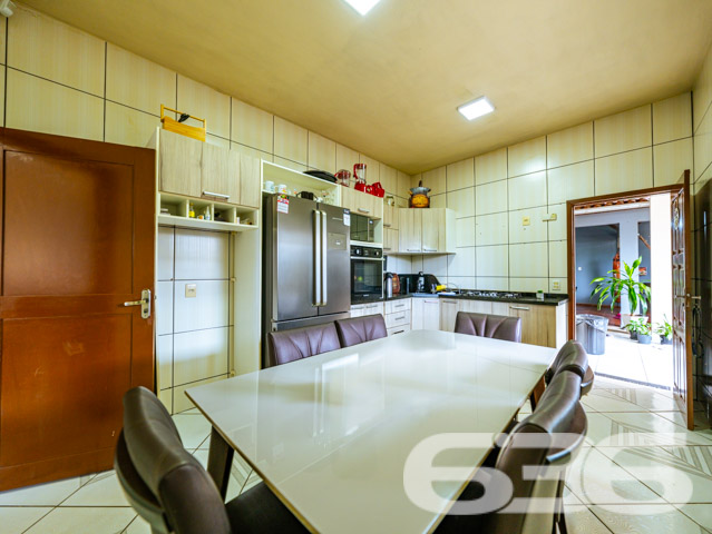 Este imóvel totalmente mobiliado oferece três dormitórios espaçosos, todos equipados com ar-condicionado e móveis embutidos, garantindo o máximo de conforto em todas as estações. A residência conta com duas salas de estar acolhedoras, perfeitas para momentos de relaxamento em família ou entretenimento dos amigos.

A cozinha, o coração da casa, é um convite ao convívio. Com armários planejados e modernos eletrodomésticos embutidos, facilita tanto o dia-a-dia quanto as ocasiões especiais. Além disso, possui duas áreas de serviço funcionalmente equipadas, destacando-se pela praticidade e organização.

Externamente, o imóvel destaca-se por uma generosa área de festas com churrasqueira, ideal para receber convidados e celebrar momentos importantes. O terreno plano e regular oferece um amplo espaço ao ar livre, complementado por um portão eletrônico, sistema de vigilância e monitoramento privado, que asseguram privacidade e segurança.

Outros atributos incluem garagem para dois veículos coberta, interfone, alarme e grades. Localizado perto de escolas, centros comerciais e vias de acesso rápido à cidade, esta casa não só proporciona uma vida tranquila e confortável, mas também conveniência e acessibilidade.

Na 636 Negócios Imobiliários, acreditamos que um grande lar é o ponto de partida para uma vida de sucesso e felicidade. Convidamos você a conhecer esse imóvel único e perceber por si mesmo o valor e a qualidade que oferecemos em cada detalhe. Esta casa está pronta para ser o cenário de muitos momentos felizes e memoráveis.

Visite e sinta o potencial deste lar para ser o seu novo endereço.

Para mais informações e agendar uma visita, contate a 636 Negócios Imobiliários. Garanta a oportunidade de criar seu novo lar em um ambiente de destaque e bem-estar.

Descubra mais sobre nossas ofertas e experiência de mais de 30 anos no mercado visitando nosso site e seguindo-nos nas redes sociais. Transformamos sonhos imobiliários em realidades tangíveis e seguras.
 
636 NEGÓCIOS IMOBILIÁRIOS: A SUA MELHOR ESCOLHA
Com mais de 30 anos de experiência, a 636 Negócios Imobiliários é sua parceira ideal para encontrar o imóvel perfeito. Estamos prontos para ajudá-lo a fazer deste imóvel o seu novo lar.
 
Telefone: (47) 3451-0636
WhatsApp: (47) 99190-0636
 
Não perca esta oportunidade única. Visite nosso site para mais informações: i636.com.br