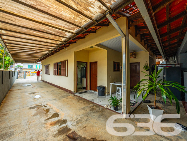 Este imóvel totalmente mobiliado oferece três dormitórios espaçosos, todos equipados com ar-condicionado e móveis embutidos, garantindo o máximo de conforto em todas as estações. A residência conta com duas salas de estar acolhedoras, perfeitas para momentos de relaxamento em família ou entretenimento dos amigos.

A cozinha, o coração da casa, é um convite ao convívio. Com armários planejados e modernos eletrodomésticos embutidos, facilita tanto o dia-a-dia quanto as ocasiões especiais. Além disso, possui duas áreas de serviço funcionalmente equipadas, destacando-se pela praticidade e organização.

Externamente, o imóvel destaca-se por uma generosa área de festas com churrasqueira, ideal para receber convidados e celebrar momentos importantes. O terreno plano e regular oferece um amplo espaço ao ar livre, complementado por um portão eletrônico, sistema de vigilância e monitoramento privado, que asseguram privacidade e segurança.

Outros atributos incluem garagem para dois veículos coberta, interfone, alarme e grades. Localizado perto de escolas, centros comerciais e vias de acesso rápido à cidade, esta casa não só proporciona uma vida tranquila e confortável, mas também conveniência e acessibilidade.

Na 636 Negócios Imobiliários, acreditamos que um grande lar é o ponto de partida para uma vida de sucesso e felicidade. Convidamos você a conhecer esse imóvel único e perceber por si mesmo o valor e a qualidade que oferecemos em cada detalhe. Esta casa está pronta para ser o cenário de muitos momentos felizes e memoráveis.

Visite e sinta o potencial deste lar para ser o seu novo endereço.

Para mais informações e agendar uma visita, contate a 636 Negócios Imobiliários. Garanta a oportunidade de criar seu novo lar em um ambiente de destaque e bem-estar.

Descubra mais sobre nossas ofertas e experiência de mais de 30 anos no mercado visitando nosso site e seguindo-nos nas redes sociais. Transformamos sonhos imobiliários em realidades tangíveis e seguras.
 
636 NEGÓCIOS IMOBILIÁRIOS: A SUA MELHOR ESCOLHA
Com mais de 30 anos de experiência, a 636 Negócios Imobiliários é sua parceira ideal para encontrar o imóvel perfeito. Estamos prontos para ajudá-lo a fazer deste imóvel o seu novo lar.
 
Telefone: (47) 3451-0636
WhatsApp: (47) 99190-0636
 
Não perca esta oportunidade única. Visite nosso site para mais informações: i636.com.br