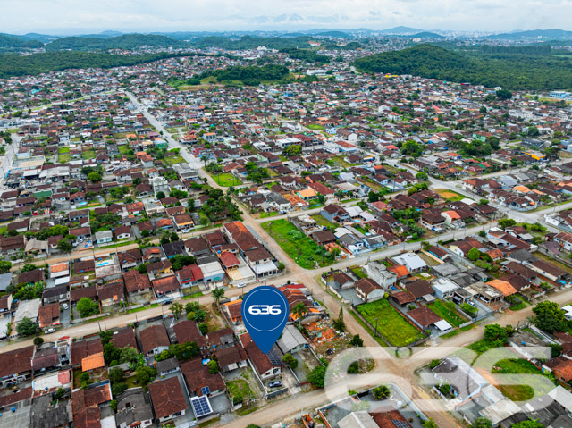Este imóvel totalmente mobiliado oferece três dormitórios espaçosos, todos equipados com ar-condicionado e móveis embutidos, garantindo o máximo de conforto em todas as estações. A residência conta com duas salas de estar acolhedoras, perfeitas para momentos de relaxamento em família ou entretenimento dos amigos.

A cozinha, o coração da casa, é um convite ao convívio. Com armários planejados e modernos eletrodomésticos embutidos, facilita tanto o dia-a-dia quanto as ocasiões especiais. Além disso, possui duas áreas de serviço funcionalmente equipadas, destacando-se pela praticidade e organização.

Externamente, o imóvel destaca-se por uma generosa área de festas com churrasqueira, ideal para receber convidados e celebrar momentos importantes. O terreno plano e regular oferece um amplo espaço ao ar livre, complementado por um portão eletrônico, sistema de vigilância e monitoramento privado, que asseguram privacidade e segurança.

Outros atributos incluem garagem para dois veículos coberta, interfone, alarme e grades. Localizado perto de escolas, centros comerciais e vias de acesso rápido à cidade, esta casa não só proporciona uma vida tranquila e confortável, mas também conveniência e acessibilidade.

Na 636 Negócios Imobiliários, acreditamos que um grande lar é o ponto de partida para uma vida de sucesso e felicidade. Convidamos você a conhecer esse imóvel único e perceber por si mesmo o valor e a qualidade que oferecemos em cada detalhe. Esta casa está pronta para ser o cenário de muitos momentos felizes e memoráveis.

Visite e sinta o potencial deste lar para ser o seu novo endereço.

Para mais informações e agendar uma visita, contate a 636 Negócios Imobiliários. Garanta a oportunidade de criar seu novo lar em um ambiente de destaque e bem-estar.

Descubra mais sobre nossas ofertas e experiência de mais de 30 anos no mercado visitando nosso site e seguindo-nos nas redes sociais. Transformamos sonhos imobiliários em realidades tangíveis e seguras.
 
636 NEGÓCIOS IMOBILIÁRIOS: A SUA MELHOR ESCOLHA
Com mais de 30 anos de experiência, a 636 Negócios Imobiliários é sua parceira ideal para encontrar o imóvel perfeito. Estamos prontos para ajudá-lo a fazer deste imóvel o seu novo lar.
 
Telefone: (47) 3451-0636
WhatsApp: (47) 99190-0636
 
Não perca esta oportunidade única. Visite nosso site para mais informações: i636.com.br