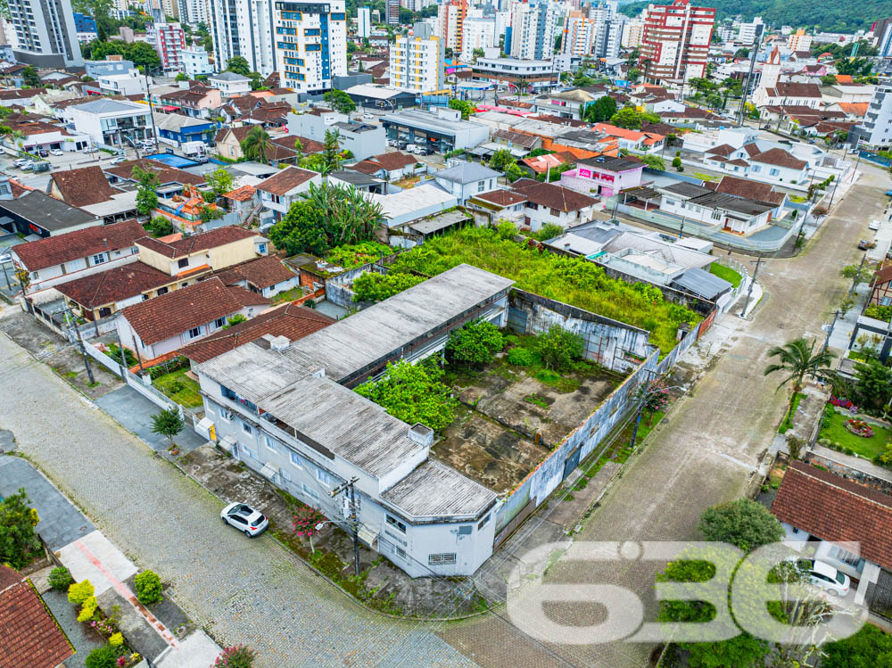 Descubra as Possibilidades Únicas deste Espaçoso Terreno em Joinville

A 636 Negócios Imobiliários tem o orgulho de apresentar um excelente terreno no coração de Joinville, bairro Anita Garibaldi, uma localização privilegiada que une a tranquilidade de uma área residencial com a conveniência do acesso rápido ao centro da cidade.

Este terreno de esquina, com uma área de 1.158 m², apresenta uma topografia plana e uma geometria regular, ideal para quem deseja construir ou investir em um projeto personalizado. Sua localização norte e rua pavimentada garantem uma logística facilitada e mais luz natural ao longo do dia, aspectos altamente desejáveis em qualquer empreendimento.

O terreno está situado em uma das regiões mais estratégicas de Joinville, com fácil acesso a serviços, comércios e infraestruturas urbanas essenciais. A proximidade com avenidas principais também assegura um fluxo contínuo e uma visibilidade excelente para negócios ou residências.

As medidas do terreno são generosas: 27,50 metros de travessão de frente e 42,50 metros nos fundos, com as laterais medindo 37,20 metros à esquerda e 28,20 metros à direita. Esta distribuição proporciona um amplo espaço para desenvolvimento, seja para a construção de um complexo residencial de alto padrão, um centro comercial vibrante ou qualquer empreendimento que exija um vasto espaço externo.

A 636 Negócios Imobiliários, com mais de 30 anos de experiência no mercado imobiliário, está pronta para ajudá-lo a avaliar e explorar todas as possibilidades que este terreno tem a oferecer. Nossa equipe técnica e jurídica de alta competência garante suporte integral em cada passo do processo de compra.

Visite nosso site e redes sociais para mais informações e entre em contato para agendar uma visita. Esta é a oportunidade perfeita para quem busca um investimento seguro e rentável em uma das áreas mais valorizadas de Joinville.

Esteja à frente no mercado imobiliário com a 636 Negócios Imobiliários. Aqui, você encontra mais que um terreno; descobre um futuro cheio de oportunidades!
 
636 NEGÓCIOS IMOBILIÁRIOS: A SUA MELHOR ESCOLHA
Com mais de 30 anos de experiência, a 636 Negócios Imobiliários é sua parceira ideal para encontrar o imóvel perfeito. Estamos prontos para ajudá-lo a fazer deste imóvel o seu novo lar.
 
Telefone: (47) 3451-0636
WhatsApp: (47) 99190-0636
 
Não perca esta oportunidade única. Visite nosso site para mais informações: i636.com.br