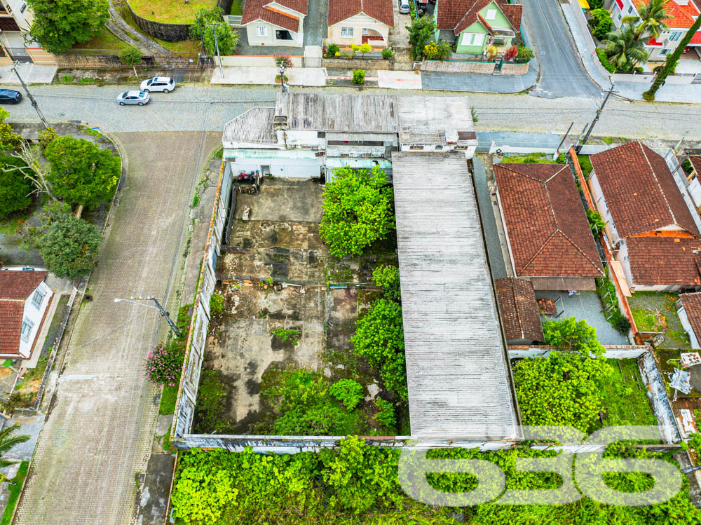 Descubra as Possibilidades Únicas deste Espaçoso Terreno em Joinville

A 636 Negócios Imobiliários tem o orgulho de apresentar um excelente terreno no coração de Joinville, bairro Anita Garibaldi, uma localização privilegiada que une a tranquilidade de uma área residencial com a conveniência do acesso rápido ao centro da cidade.

Este terreno de esquina, com uma área de 1.158 m², apresenta uma topografia plana e uma geometria regular, ideal para quem deseja construir ou investir em um projeto personalizado. Sua localização norte e rua pavimentada garantem uma logística facilitada e mais luz natural ao longo do dia, aspectos altamente desejáveis em qualquer empreendimento.

O terreno está situado em uma das regiões mais estratégicas de Joinville, com fácil acesso a serviços, comércios e infraestruturas urbanas essenciais. A proximidade com avenidas principais também assegura um fluxo contínuo e uma visibilidade excelente para negócios ou residências.

As medidas do terreno são generosas: 27,50 metros de travessão de frente e 42,50 metros nos fundos, com as laterais medindo 37,20 metros à esquerda e 28,20 metros à direita. Esta distribuição proporciona um amplo espaço para desenvolvimento, seja para a construção de um complexo residencial de alto padrão, um centro comercial vibrante ou qualquer empreendimento que exija um vasto espaço externo.

A 636 Negócios Imobiliários, com mais de 30 anos de experiência no mercado imobiliário, está pronta para ajudá-lo a avaliar e explorar todas as possibilidades que este terreno tem a oferecer. Nossa equipe técnica e jurídica de alta competência garante suporte integral em cada passo do processo de compra.

Visite nosso site e redes sociais para mais informações e entre em contato para agendar uma visita. Esta é a oportunidade perfeita para quem busca um investimento seguro e rentável em uma das áreas mais valorizadas de Joinville.

Esteja à frente no mercado imobiliário com a 636 Negócios Imobiliários. Aqui, você encontra mais que um terreno; descobre um futuro cheio de oportunidades!
 
636 NEGÓCIOS IMOBILIÁRIOS: A SUA MELHOR ESCOLHA
Com mais de 30 anos de experiência, a 636 Negócios Imobiliários é sua parceira ideal para encontrar o imóvel perfeito. Estamos prontos para ajudá-lo a fazer deste imóvel o seu novo lar.
 
Telefone: (47) 3451-0636
WhatsApp: (47) 99190-0636
 
Não perca esta oportunidade única. Visite nosso site para mais informações: i636.com.br