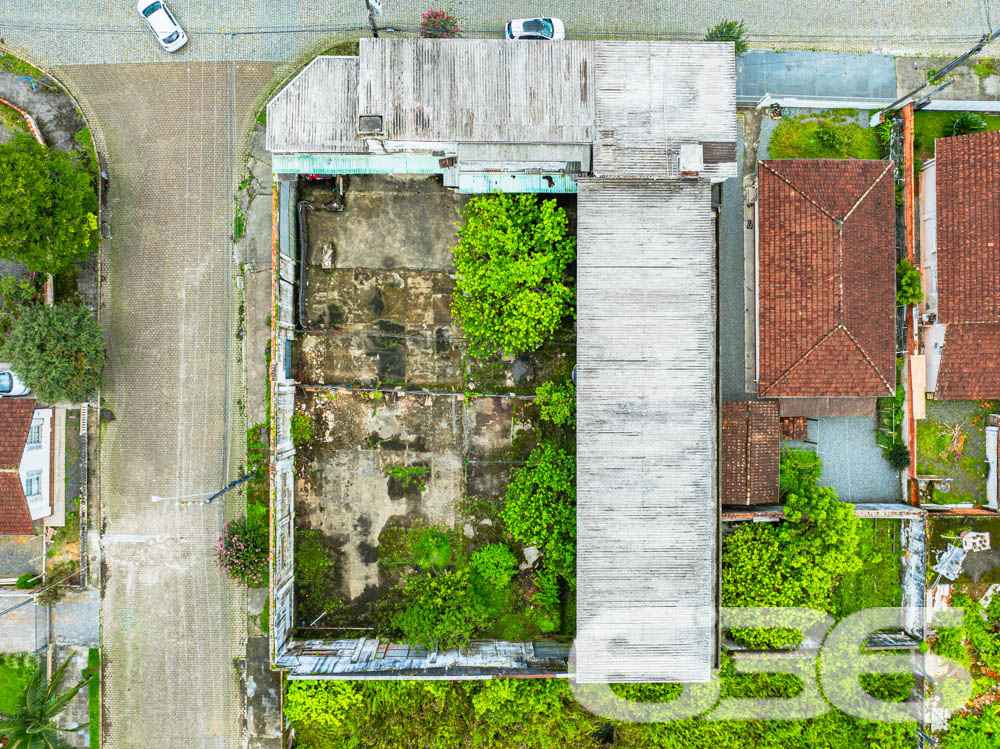 Descubra as Possibilidades Únicas deste Espaçoso Terreno em Joinville

A 636 Negócios Imobiliários tem o orgulho de apresentar um excelente terreno no coração de Joinville, bairro Anita Garibaldi, uma localização privilegiada que une a tranquilidade de uma área residencial com a conveniência do acesso rápido ao centro da cidade.

Este terreno de esquina, com uma área de 1.158 m², apresenta uma topografia plana e uma geometria regular, ideal para quem deseja construir ou investir em um projeto personalizado. Sua localização norte e rua pavimentada garantem uma logística facilitada e mais luz natural ao longo do dia, aspectos altamente desejáveis em qualquer empreendimento.

O terreno está situado em uma das regiões mais estratégicas de Joinville, com fácil acesso a serviços, comércios e infraestruturas urbanas essenciais. A proximidade com avenidas principais também assegura um fluxo contínuo e uma visibilidade excelente para negócios ou residências.

As medidas do terreno são generosas: 27,50 metros de travessão de frente e 42,50 metros nos fundos, com as laterais medindo 37,20 metros à esquerda e 28,20 metros à direita. Esta distribuição proporciona um amplo espaço para desenvolvimento, seja para a construção de um complexo residencial de alto padrão, um centro comercial vibrante ou qualquer empreendimento que exija um vasto espaço externo.

A 636 Negócios Imobiliários, com mais de 30 anos de experiência no mercado imobiliário, está pronta para ajudá-lo a avaliar e explorar todas as possibilidades que este terreno tem a oferecer. Nossa equipe técnica e jurídica de alta competência garante suporte integral em cada passo do processo de compra.

Visite nosso site e redes sociais para mais informações e entre em contato para agendar uma visita. Esta é a oportunidade perfeita para quem busca um investimento seguro e rentável em uma das áreas mais valorizadas de Joinville.

Esteja à frente no mercado imobiliário com a 636 Negócios Imobiliários. Aqui, você encontra mais que um terreno; descobre um futuro cheio de oportunidades!
 
636 NEGÓCIOS IMOBILIÁRIOS: A SUA MELHOR ESCOLHA
Com mais de 30 anos de experiência, a 636 Negócios Imobiliários é sua parceira ideal para encontrar o imóvel perfeito. Estamos prontos para ajudá-lo a fazer deste imóvel o seu novo lar.
 
Telefone: (47) 3451-0636
WhatsApp: (47) 99190-0636
 
Não perca esta oportunidade única. Visite nosso site para mais informações: i636.com.br
