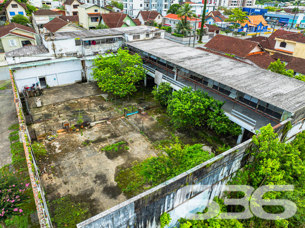 Descubra as Possibilidades Únicas deste Espaçoso Terreno em Joinville

A 636 Negócios Imobiliários tem o orgulho de apresentar um excelente terreno no coração de Joinville, bairro Anita Garibaldi, uma localização privilegiada que une a tranquilidade de uma área residencial com a conveniência do acesso rápido ao centro da cidade.

Este terreno de esquina, com uma área de 1.158 m², apresenta uma topografia plana e uma geometria regular, ideal para quem deseja construir ou investir em um projeto personalizado. Sua localização norte e rua pavimentada garantem uma logística facilitada e mais luz natural ao longo do dia, aspectos altamente desejáveis em qualquer empreendimento.

O terreno está situado em uma das regiões mais estratégicas de Joinville, com fácil acesso a serviços, comércios e infraestruturas urbanas essenciais. A proximidade com avenidas principais também assegura um fluxo contínuo e uma visibilidade excelente para negócios ou residências.

As medidas do terreno são generosas: 27,50 metros de travessão de frente e 42,50 metros nos fundos, com as laterais medindo 37,20 metros à esquerda e 28,20 metros à direita. Esta distribuição proporciona um amplo espaço para desenvolvimento, seja para a construção de um complexo residencial de alto padrão, um centro comercial vibrante ou qualquer empreendimento que exija um vasto espaço externo.

A 636 Negócios Imobiliários, com mais de 30 anos de experiência no mercado imobiliário, está pronta para ajudá-lo a avaliar e explorar todas as possibilidades que este terreno tem a oferecer. Nossa equipe técnica e jurídica de alta competência garante suporte integral em cada passo do processo de compra.

Visite nosso site e redes sociais para mais informações e entre em contato para agendar uma visita. Esta é a oportunidade perfeita para quem busca um investimento seguro e rentável em uma das áreas mais valorizadas de Joinville.

Esteja à frente no mercado imobiliário com a 636 Negócios Imobiliários. Aqui, você encontra mais que um terreno; descobre um futuro cheio de oportunidades!
 
636 NEGÓCIOS IMOBILIÁRIOS: A SUA MELHOR ESCOLHA
Com mais de 30 anos de experiência, a 636 Negócios Imobiliários é sua parceira ideal para encontrar o imóvel perfeito. Estamos prontos para ajudá-lo a fazer deste imóvel o seu novo lar.
 
Telefone: (47) 3451-0636
WhatsApp: (47) 99190-0636
 
Não perca esta oportunidade única. Visite nosso site para mais informações: i636.com.br