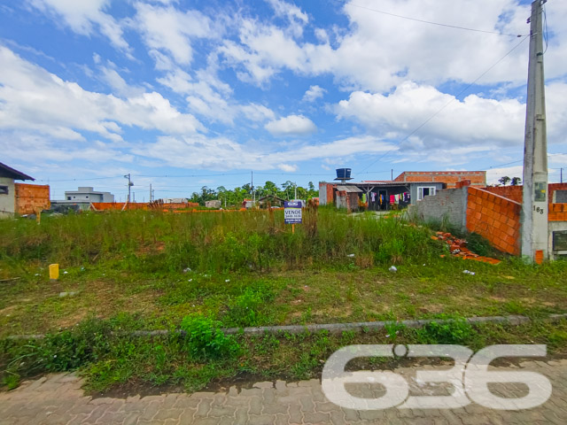 Apresentamos uma excelente oportunidade de investimento em Araquari, SC: um terreno, perfeito para construção residencial ou comercial. Este lote oferece acesso fácil e rápido ao centro da cidade e a diversas comodidades, graças à rua pavimentada em que se encontra. Analisa veículo até R$70.000,00 como parte do pagamento.


Acesso: Rua pavimentada que garante facilidade no trânsito e na manutenção.
Este terreno representa uma oportunidade única para construtores e investidores, dada a sua localização estratégica e características ideais. O terreno está situado em uma área em crescimento, prometendo valorização a médio e longo prazo. A região conta com infraestrutura em desenvolvimento, incluindo serviços públicos e comércio local, o que aumenta o potencial de valorização do imóvel.

Além disso, a face oeste do terreno permite aproveitar o pôr do sol, garantindo uma vista espetacular e um ambiente acolhedor, perfeito para residências familiares ou estabelecimentos comerciais que desejam oferecer um diferencial.

Este é o momento ideal para investir, dada a crescente demanda por imóveis na região de Araquari e a expansão urbana prevista para os próximos anos.

Para mais informações e detalhes sobre como você pode maximizar seu retorno sobre este investimento, entre em contato com a 636 Negócios Imobiliários. 

Com mais de 30 anos de experiência, a 636 Negócios Imobiliários é reconhecida por sua excelência em proporcionar oportunidades únicas de investimento e desenvolvimento imobiliário. Não perca a chance de ser parte do crescimento de Araquari. Invista seguro, invista com a 636.
 
636 NEGÓCIOS IMOBILIÁRIOS: A SUA MELHOR ESCOLHA
Com mais de 30 anos de experiência, a 636 Negócios Imobiliários é sua parceira ideal para encontrar o imóvel perfeito. Estamos prontos para ajudá-lo a fazer deste imóvel o seu novo lar.
 
Telefone: (47) 3451-0636
WhatsApp: (47) 99190-0636
 
Não perca esta oportunidade única. Visite nosso site para mais informações: i636.com.br