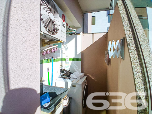 Apresentamos um apartamento excepcional no coração de Joinville, situado no bairro Aventureiro, uma localização privilegiada que une tranquilidade e acessibilidade. Este imóvel de 62,14 m² é uma combinação perfeita de estilo e funcionalidade, projetado para proporcionar conforto e qualidade de vida.
Ao entrar no apartamento, você será recebido por uma sala de estar espaçosa. A cozinha estilo americano, integrada à sala, é moderna e prática, equipada com móveis planejados de alta qualidade e uma área de serviço adjacente bem dimensionada, oferecendo conveniência e eficiência no dia a dia.
O imóvel possui uma suíte aconchegante com sacada, um cenário perfeito para relaxar após um dia agitado. Adicionalmente, conta com um dormitório adicional e dois banheiros completos, ambos com ventilação natural, garantindo um ambiente fresco e arejado.
A área externa do edifício inclui uma garagem coberta, proporcionando segurança e proteção para o seu veículo. O apartamento também está equipado com recursos de segurança como portão eletrônico, interfone, cerca elétrica e vigilância eletrônica, assegurando um ambiente seguro e tranquilo para você e sua família.
Localizado em uma esquina com rua pavimentada, este apartamento não apenas oferece uma vista privilegiada, mas também facilidade de acesso a vias principais, transporte público, shopping centers, escolas e outros serviços essenciais, fazendo dele o lugar ideal para quem busca conveniência e qualidade de vida.
Para aqueles que valorizam o lazer e o convívio social, o apartamento dispõe de uma sacada com churrasqueira, ideal para momentos de descontração com amigos e família. Além disso, o imóvel é pet-friendly, permitindo que seus animais de estimação também desfrutem deste lar acolhedor.
Este imóvel representa uma excelente oportunidade para quem busca um lar moderno, seguro e bem localizado em Joinville. Invista em sua qualidade de vida com este apartamento impecável, que combina conforto, segurança e a beleza de viver bem. Visite e surpreenda-se com tudo o que este lugar tem a oferecer!
636 NEGÓCIOS IMOBILIÁRIOS: A SUA MELHOR ESCOLHA
Com mais de 30 anos de experiência, a 636 Negócios Imobiliários é sua parceira ideal para encontrar o imóvel perfeito. Estamos prontos para ajudá-lo a fazer deste imóvel o seu novo lar.
Telefone: (47) 3451-0636
WhatsApp: (47) 99190-0636
Não perca esta oportunidade única. Visite nosso site para mais informações: i636.com.br