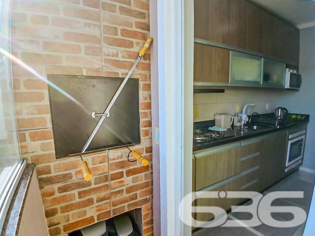 Apresentamos um apartamento excepcional no coração de Joinville, situado no bairro Aventureiro, uma localização privilegiada que une tranquilidade e acessibilidade. Este imóvel de 62,14 m² é uma combinação perfeita de estilo e funcionalidade, projetado para proporcionar conforto e qualidade de vida.
Ao entrar no apartamento, você será recebido por uma sala de estar espaçosa. A cozinha estilo americano, integrada à sala, é moderna e prática, equipada com móveis planejados de alta qualidade e uma área de serviço adjacente bem dimensionada, oferecendo conveniência e eficiência no dia a dia.
O imóvel possui uma suíte aconchegante com sacada, um cenário perfeito para relaxar após um dia agitado. Adicionalmente, conta com um dormitório adicional e dois banheiros completos, ambos com ventilação natural, garantindo um ambiente fresco e arejado.
A área externa do edifício inclui uma garagem coberta, proporcionando segurança e proteção para o seu veículo. O apartamento também está equipado com recursos de segurança como portão eletrônico, interfone, cerca elétrica e vigilância eletrônica, assegurando um ambiente seguro e tranquilo para você e sua família.
Localizado em uma esquina com rua pavimentada, este apartamento não apenas oferece uma vista privilegiada, mas também facilidade de acesso a vias principais, transporte público, shopping centers, escolas e outros serviços essenciais, fazendo dele o lugar ideal para quem busca conveniência e qualidade de vida.
Para aqueles que valorizam o lazer e o convívio social, o apartamento dispõe de uma sacada com churrasqueira, ideal para momentos de descontração com amigos e família. Além disso, o imóvel é pet-friendly, permitindo que seus animais de estimação também desfrutem deste lar acolhedor.
Este imóvel representa uma excelente oportunidade para quem busca um lar moderno, seguro e bem localizado em Joinville. Invista em sua qualidade de vida com este apartamento impecável, que combina conforto, segurança e a beleza de viver bem. Visite e surpreenda-se com tudo o que este lugar tem a oferecer!
636 NEGÓCIOS IMOBILIÁRIOS: A SUA MELHOR ESCOLHA
Com mais de 30 anos de experiência, a 636 Negócios Imobiliários é sua parceira ideal para encontrar o imóvel perfeito. Estamos prontos para ajudá-lo a fazer deste imóvel o seu novo lar.
Telefone: (47) 3451-0636
WhatsApp: (47) 99190-0636
Não perca esta oportunidade única. Visite nosso site para mais informações: i636.com.br
