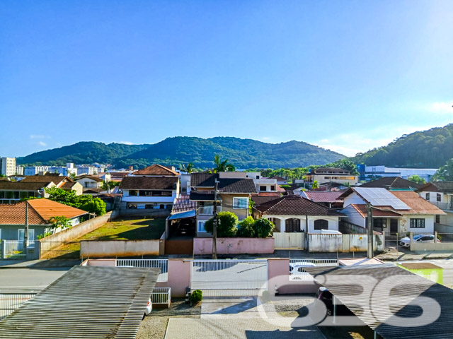 Apresentamos um apartamento excepcional no coração de Joinville, situado no bairro Aventureiro, uma localização privilegiada que une tranquilidade e acessibilidade. Este imóvel de 62,14 m² é uma combinação perfeita de estilo e funcionalidade, projetado para proporcionar conforto e qualidade de vida.
Ao entrar no apartamento, você será recebido por uma sala de estar espaçosa. A cozinha estilo americano, integrada à sala, é moderna e prática, equipada com móveis planejados de alta qualidade e uma área de serviço adjacente bem dimensionada, oferecendo conveniência e eficiência no dia a dia.
O imóvel possui uma suíte aconchegante com sacada, um cenário perfeito para relaxar após um dia agitado. Adicionalmente, conta com um dormitório adicional e dois banheiros completos, ambos com ventilação natural, garantindo um ambiente fresco e arejado.
A área externa do edifício inclui uma garagem coberta, proporcionando segurança e proteção para o seu veículo. O apartamento também está equipado com recursos de segurança como portão eletrônico, interfone, cerca elétrica e vigilância eletrônica, assegurando um ambiente seguro e tranquilo para você e sua família.
Localizado em uma esquina com rua pavimentada, este apartamento não apenas oferece uma vista privilegiada, mas também facilidade de acesso a vias principais, transporte público, shopping centers, escolas e outros serviços essenciais, fazendo dele o lugar ideal para quem busca conveniência e qualidade de vida.
Para aqueles que valorizam o lazer e o convívio social, o apartamento dispõe de uma sacada com churrasqueira, ideal para momentos de descontração com amigos e família. Além disso, o imóvel é pet-friendly, permitindo que seus animais de estimação também desfrutem deste lar acolhedor.
Este imóvel representa uma excelente oportunidade para quem busca um lar moderno, seguro e bem localizado em Joinville. Invista em sua qualidade de vida com este apartamento impecável, que combina conforto, segurança e a beleza de viver bem. Visite e surpreenda-se com tudo o que este lugar tem a oferecer!
636 NEGÓCIOS IMOBILIÁRIOS: A SUA MELHOR ESCOLHA
Com mais de 30 anos de experiência, a 636 Negócios Imobiliários é sua parceira ideal para encontrar o imóvel perfeito. Estamos prontos para ajudá-lo a fazer deste imóvel o seu novo lar.
Telefone: (47) 3451-0636
WhatsApp: (47) 99190-0636
Não perca esta oportunidade única. Visite nosso site para mais informações: i636.com.br