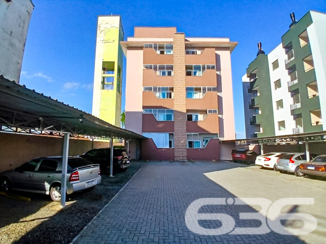 Apresentamos um apartamento excepcional no coração de Joinville, situado no bairro Aventureiro, uma localização privilegiada que une tranquilidade e acessibilidade. Este imóvel de 62,14 m² é uma combinação perfeita de estilo e funcionalidade, projetado para proporcionar conforto e qualidade de vida.
Ao entrar no apartamento, você será recebido por uma sala de estar espaçosa. A cozinha estilo americano, integrada à sala, é moderna e prática, equipada com móveis planejados de alta qualidade e uma área de serviço adjacente bem dimensionada, oferecendo conveniência e eficiência no dia a dia.
O imóvel possui uma suíte aconchegante com sacada, um cenário perfeito para relaxar após um dia agitado. Adicionalmente, conta com um dormitório adicional e dois banheiros completos, ambos com ventilação natural, garantindo um ambiente fresco e arejado.
A área externa do edifício inclui uma garagem coberta, proporcionando segurança e proteção para o seu veículo. O apartamento também está equipado com recursos de segurança como portão eletrônico, interfone, cerca elétrica e vigilância eletrônica, assegurando um ambiente seguro e tranquilo para você e sua família.
Localizado em uma esquina com rua pavimentada, este apartamento não apenas oferece uma vista privilegiada, mas também facilidade de acesso a vias principais, transporte público, shopping centers, escolas e outros serviços essenciais, fazendo dele o lugar ideal para quem busca conveniência e qualidade de vida.
Para aqueles que valorizam o lazer e o convívio social, o apartamento dispõe de uma sacada com churrasqueira, ideal para momentos de descontração com amigos e família. Além disso, o imóvel é pet-friendly, permitindo que seus animais de estimação também desfrutem deste lar acolhedor.
Este imóvel representa uma excelente oportunidade para quem busca um lar moderno, seguro e bem localizado em Joinville. Invista em sua qualidade de vida com este apartamento impecável, que combina conforto, segurança e a beleza de viver bem. Visite e surpreenda-se com tudo o que este lugar tem a oferecer!
636 NEGÓCIOS IMOBILIÁRIOS: A SUA MELHOR ESCOLHA
Com mais de 30 anos de experiência, a 636 Negócios Imobiliários é sua parceira ideal para encontrar o imóvel perfeito. Estamos prontos para ajudá-lo a fazer deste imóvel o seu novo lar.
Telefone: (47) 3451-0636
WhatsApp: (47) 99190-0636
Não perca esta oportunidade única. Visite nosso site para mais informações: i636.com.br