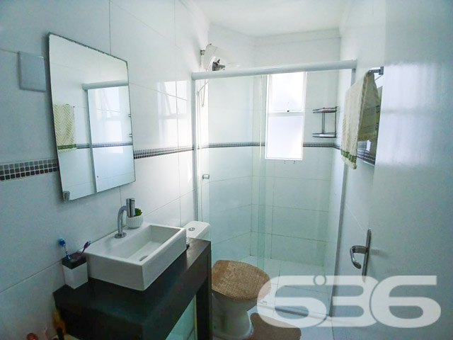 Apresentamos um apartamento excepcional no coração de Joinville, situado no bairro Aventureiro, uma localização privilegiada que une tranquilidade e acessibilidade. Este imóvel de 62,14 m² é uma combinação perfeita de estilo e funcionalidade, projetado para proporcionar conforto e qualidade de vida.
Ao entrar no apartamento, você será recebido por uma sala de estar espaçosa. A cozinha estilo americano, integrada à sala, é moderna e prática, equipada com móveis planejados de alta qualidade e uma área de serviço adjacente bem dimensionada, oferecendo conveniência e eficiência no dia a dia.
O imóvel possui uma suíte aconchegante com sacada, um cenário perfeito para relaxar após um dia agitado. Adicionalmente, conta com um dormitório adicional e dois banheiros completos, ambos com ventilação natural, garantindo um ambiente fresco e arejado.
A área externa do edifício inclui uma garagem coberta, proporcionando segurança e proteção para o seu veículo. O apartamento também está equipado com recursos de segurança como portão eletrônico, interfone, cerca elétrica e vigilância eletrônica, assegurando um ambiente seguro e tranquilo para você e sua família.
Localizado em uma esquina com rua pavimentada, este apartamento não apenas oferece uma vista privilegiada, mas também facilidade de acesso a vias principais, transporte público, shopping centers, escolas e outros serviços essenciais, fazendo dele o lugar ideal para quem busca conveniência e qualidade de vida.
Para aqueles que valorizam o lazer e o convívio social, o apartamento dispõe de uma sacada com churrasqueira, ideal para momentos de descontração com amigos e família. Além disso, o imóvel é pet-friendly, permitindo que seus animais de estimação também desfrutem deste lar acolhedor.
Este imóvel representa uma excelente oportunidade para quem busca um lar moderno, seguro e bem localizado em Joinville. Invista em sua qualidade de vida com este apartamento impecável, que combina conforto, segurança e a beleza de viver bem. Visite e surpreenda-se com tudo o que este lugar tem a oferecer!
636 NEGÓCIOS IMOBILIÁRIOS: A SUA MELHOR ESCOLHA
Com mais de 30 anos de experiência, a 636 Negócios Imobiliários é sua parceira ideal para encontrar o imóvel perfeito. Estamos prontos para ajudá-lo a fazer deste imóvel o seu novo lar.
Telefone: (47) 3451-0636
WhatsApp: (47) 99190-0636
Não perca esta oportunidade única. Visite nosso site para mais informações: i636.com.br