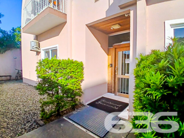 Apresentamos um apartamento excepcional no coração de Joinville, situado no bairro Aventureiro, uma localização privilegiada que une tranquilidade e acessibilidade. Este imóvel de 62,14 m² é uma combinação perfeita de estilo e funcionalidade, projetado para proporcionar conforto e qualidade de vida.
Ao entrar no apartamento, você será recebido por uma sala de estar espaçosa. A cozinha estilo americano, integrada à sala, é moderna e prática, equipada com móveis planejados de alta qualidade e uma área de serviço adjacente bem dimensionada, oferecendo conveniência e eficiência no dia a dia.
O imóvel possui uma suíte aconchegante com sacada, um cenário perfeito para relaxar após um dia agitado. Adicionalmente, conta com um dormitório adicional e dois banheiros completos, ambos com ventilação natural, garantindo um ambiente fresco e arejado.
A área externa do edifício inclui uma garagem coberta, proporcionando segurança e proteção para o seu veículo. O apartamento também está equipado com recursos de segurança como portão eletrônico, interfone, cerca elétrica e vigilância eletrônica, assegurando um ambiente seguro e tranquilo para você e sua família.
Localizado em uma esquina com rua pavimentada, este apartamento não apenas oferece uma vista privilegiada, mas também facilidade de acesso a vias principais, transporte público, shopping centers, escolas e outros serviços essenciais, fazendo dele o lugar ideal para quem busca conveniência e qualidade de vida.
Para aqueles que valorizam o lazer e o convívio social, o apartamento dispõe de uma sacada com churrasqueira, ideal para momentos de descontração com amigos e família. Além disso, o imóvel é pet-friendly, permitindo que seus animais de estimação também desfrutem deste lar acolhedor.
Este imóvel representa uma excelente oportunidade para quem busca um lar moderno, seguro e bem localizado em Joinville. Invista em sua qualidade de vida com este apartamento impecável, que combina conforto, segurança e a beleza de viver bem. Visite e surpreenda-se com tudo o que este lugar tem a oferecer!
636 NEGÓCIOS IMOBILIÁRIOS: A SUA MELHOR ESCOLHA
Com mais de 30 anos de experiência, a 636 Negócios Imobiliários é sua parceira ideal para encontrar o imóvel perfeito. Estamos prontos para ajudá-lo a fazer deste imóvel o seu novo lar.
Telefone: (47) 3451-0636
WhatsApp: (47) 99190-0636
Não perca esta oportunidade única. Visite nosso site para mais informações: i636.com.br