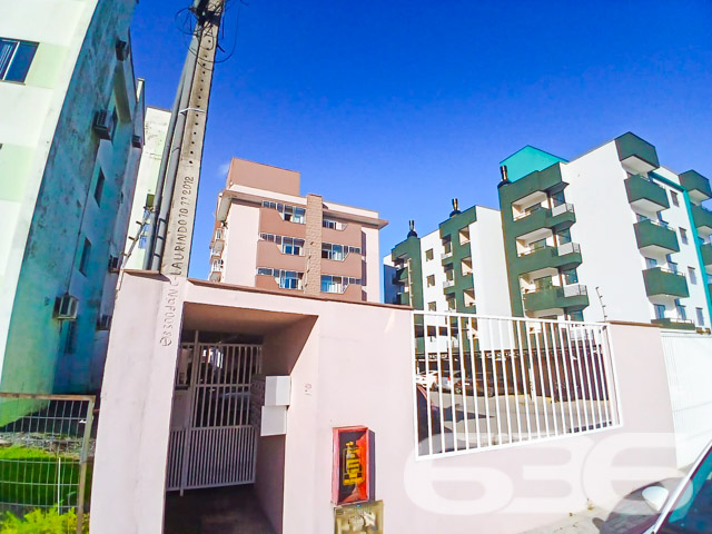 Apresentamos um apartamento excepcional no coração de Joinville, situado no bairro Aventureiro, uma localização privilegiada que une tranquilidade e acessibilidade. Este imóvel de 62,14 m² é uma combinação perfeita de estilo e funcionalidade, projetado para proporcionar conforto e qualidade de vida.
Ao entrar no apartamento, você será recebido por uma sala de estar espaçosa. A cozinha estilo americano, integrada à sala, é moderna e prática, equipada com móveis planejados de alta qualidade e uma área de serviço adjacente bem dimensionada, oferecendo conveniência e eficiência no dia a dia.
O imóvel possui uma suíte aconchegante com sacada, um cenário perfeito para relaxar após um dia agitado. Adicionalmente, conta com um dormitório adicional e dois banheiros completos, ambos com ventilação natural, garantindo um ambiente fresco e arejado.
A área externa do edifício inclui uma garagem coberta, proporcionando segurança e proteção para o seu veículo. O apartamento também está equipado com recursos de segurança como portão eletrônico, interfone, cerca elétrica e vigilância eletrônica, assegurando um ambiente seguro e tranquilo para você e sua família.
Localizado em uma esquina com rua pavimentada, este apartamento não apenas oferece uma vista privilegiada, mas também facilidade de acesso a vias principais, transporte público, shopping centers, escolas e outros serviços essenciais, fazendo dele o lugar ideal para quem busca conveniência e qualidade de vida.
Para aqueles que valorizam o lazer e o convívio social, o apartamento dispõe de uma sacada com churrasqueira, ideal para momentos de descontração com amigos e família. Além disso, o imóvel é pet-friendly, permitindo que seus animais de estimação também desfrutem deste lar acolhedor.
Este imóvel representa uma excelente oportunidade para quem busca um lar moderno, seguro e bem localizado em Joinville. Invista em sua qualidade de vida com este apartamento impecável, que combina conforto, segurança e a beleza de viver bem. Visite e surpreenda-se com tudo o que este lugar tem a oferecer!
636 NEGÓCIOS IMOBILIÁRIOS: A SUA MELHOR ESCOLHA
Com mais de 30 anos de experiência, a 636 Negócios Imobiliários é sua parceira ideal para encontrar o imóvel perfeito. Estamos prontos para ajudá-lo a fazer deste imóvel o seu novo lar.
Telefone: (47) 3451-0636
WhatsApp: (47) 99190-0636
Não perca esta oportunidade única. Visite nosso site para mais informações: i636.com.br