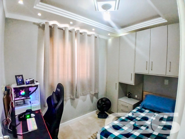 Apresentamos um apartamento excepcional no coração de Joinville, situado no bairro Aventureiro, uma localização privilegiada que une tranquilidade e acessibilidade. Este imóvel de 62,14 m² é uma combinação perfeita de estilo e funcionalidade, projetado para proporcionar conforto e qualidade de vida.
Ao entrar no apartamento, você será recebido por uma sala de estar espaçosa. A cozinha estilo americano, integrada à sala, é moderna e prática, equipada com móveis planejados de alta qualidade e uma área de serviço adjacente bem dimensionada, oferecendo conveniência e eficiência no dia a dia.
O imóvel possui uma suíte aconchegante com sacada, um cenário perfeito para relaxar após um dia agitado. Adicionalmente, conta com um dormitório adicional e dois banheiros completos, ambos com ventilação natural, garantindo um ambiente fresco e arejado.
A área externa do edifício inclui uma garagem coberta, proporcionando segurança e proteção para o seu veículo. O apartamento também está equipado com recursos de segurança como portão eletrônico, interfone, cerca elétrica e vigilância eletrônica, assegurando um ambiente seguro e tranquilo para você e sua família.
Localizado em uma esquina com rua pavimentada, este apartamento não apenas oferece uma vista privilegiada, mas também facilidade de acesso a vias principais, transporte público, shopping centers, escolas e outros serviços essenciais, fazendo dele o lugar ideal para quem busca conveniência e qualidade de vida.
Para aqueles que valorizam o lazer e o convívio social, o apartamento dispõe de uma sacada com churrasqueira, ideal para momentos de descontração com amigos e família. Além disso, o imóvel é pet-friendly, permitindo que seus animais de estimação também desfrutem deste lar acolhedor.
Este imóvel representa uma excelente oportunidade para quem busca um lar moderno, seguro e bem localizado em Joinville. Invista em sua qualidade de vida com este apartamento impecável, que combina conforto, segurança e a beleza de viver bem. Visite e surpreenda-se com tudo o que este lugar tem a oferecer!
636 NEGÓCIOS IMOBILIÁRIOS: A SUA MELHOR ESCOLHA
Com mais de 30 anos de experiência, a 636 Negócios Imobiliários é sua parceira ideal para encontrar o imóvel perfeito. Estamos prontos para ajudá-lo a fazer deste imóvel o seu novo lar.
Telefone: (47) 3451-0636
WhatsApp: (47) 99190-0636
Não perca esta oportunidade única. Visite nosso site para mais informações: i636.com.br