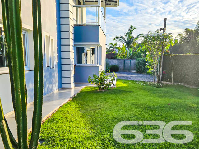 Apresentamos uma residência singular localizada em São Francisco do Sul, SC, no acolhedor bairro Água Branca. Este imóvel de alto padrão, reflete um equilíbrio perfeito entre sofisticação e conforto, distribuído em uma área de 301,81m² em um terreno de 637,50m².

No térreo, a casa apresenta uma suíte, ampla sala de estar com lareira, cozinha planejada com copa integrada, e uma elegante área de festas com churrasqueira e fogão a lenha. A garagem comporta quatro veículos, sendo duas cobertas. O jardim é um verdadeiro refúgio natural, repleto de árvores frutíferas como maracujá, figo e lichia, além de um container adaptado para oficina ou ateliê e um canil.

O andar superior é composto por uma suíte com sacada, mais dois dormitórios igualmente com acesso à sacada e um banheiro social com móveis planejados. Todos os ambientes possuem ar condicionado e sistema de alarme, além de uma infraestrutura moderna com placas de energia solar.

Localizado a apenas alguns km do centro histórico e do Porto de São Francisco do Sul, este imóvel é uma oportunidade excepcional para quem busca um lar com todos os atributos de uma construção moderna, em uma das regiões mais encantadoras de Santa Catarina.

O imóvel é ideal para quem valoriza espaço, privacidade e qualidade de vida, sendo perfeito para moradia ou investimento imobiliário, com potencial para locação residencial ou comercial. Descubra o prazer de viver bem em uma residência que combina beleza, segurança e sustentabilidade.

Para mais informações e agendamento de visitas, entre em contato com a 636 Negócios Imobiliários, e experimente o padrão de excelência em mediação imobiliária que só nossa experiência de mais de 30 anos no mercado pode oferecer.
 
636 NEGÓCIOS IMOBILIÁRIOS: A SUA MELHOR ESCOLHA
Com mais de 30 anos de experiência, a 636 Negócios Imobiliários é sua parceira ideal para encontrar o imóvel perfeito. Estamos prontos para ajudá-lo a fazer deste imóvel o seu novo lar.
 
Telefone: (47) 3451-0636
WhatsApp: (47) 99190-0636
 
Não perca esta oportunidade única. Visite nosso site para mais informações: i636.com.br