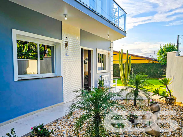 Apresentamos uma residência singular localizada em São Francisco do Sul, SC, no acolhedor bairro Água Branca. Este imóvel de alto padrão, reflete um equilíbrio perfeito entre sofisticação e conforto, distribuído em uma área de 301,81m² em um terreno de 637,50m².

No térreo, a casa apresenta uma suíte, ampla sala de estar com lareira, cozinha planejada com copa integrada, e uma elegante área de festas com churrasqueira e fogão a lenha. A garagem comporta quatro veículos, sendo duas cobertas. O jardim é um verdadeiro refúgio natural, repleto de árvores frutíferas como maracujá, figo e lichia, além de um container adaptado para oficina ou ateliê e um canil.

O andar superior é composto por uma suíte com sacada, mais dois dormitórios igualmente com acesso à sacada e um banheiro social com móveis planejados. Todos os ambientes possuem ar condicionado e sistema de alarme, além de uma infraestrutura moderna com placas de energia solar.

Localizado a apenas alguns km do centro histórico e do Porto de São Francisco do Sul, este imóvel é uma oportunidade excepcional para quem busca um lar com todos os atributos de uma construção moderna, em uma das regiões mais encantadoras de Santa Catarina.

O imóvel é ideal para quem valoriza espaço, privacidade e qualidade de vida, sendo perfeito para moradia ou investimento imobiliário, com potencial para locação residencial ou comercial. Descubra o prazer de viver bem em uma residência que combina beleza, segurança e sustentabilidade.

Para mais informações e agendamento de visitas, entre em contato com a 636 Negócios Imobiliários, e experimente o padrão de excelência em mediação imobiliária que só nossa experiência de mais de 30 anos no mercado pode oferecer.
 
636 NEGÓCIOS IMOBILIÁRIOS: A SUA MELHOR ESCOLHA
Com mais de 30 anos de experiência, a 636 Negócios Imobiliários é sua parceira ideal para encontrar o imóvel perfeito. Estamos prontos para ajudá-lo a fazer deste imóvel o seu novo lar.
 
Telefone: (47) 3451-0636
WhatsApp: (47) 99190-0636
 
Não perca esta oportunidade única. Visite nosso site para mais informações: i636.com.br