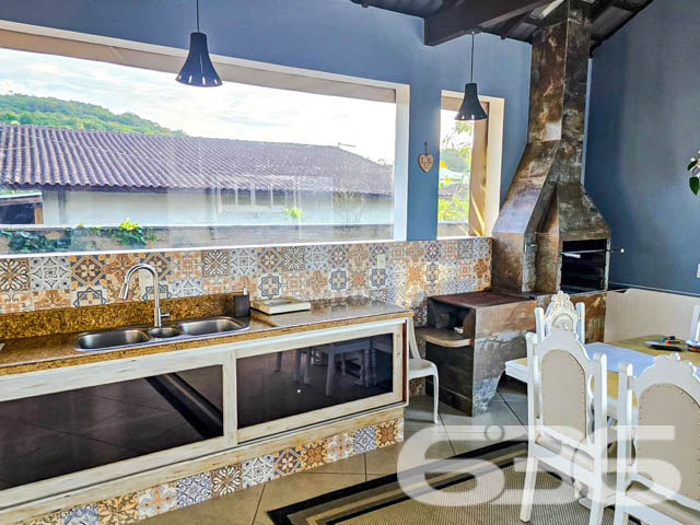 Apresentamos uma residência singular localizada em São Francisco do Sul, SC, no acolhedor bairro Água Branca. Este imóvel de alto padrão, reflete um equilíbrio perfeito entre sofisticação e conforto, distribuído em uma área de 301,81m² em um terreno de 637,50m².

No térreo, a casa apresenta uma suíte, ampla sala de estar com lareira, cozinha planejada com copa integrada, e uma elegante área de festas com churrasqueira e fogão a lenha. A garagem comporta quatro veículos, sendo duas cobertas. O jardim é um verdadeiro refúgio natural, repleto de árvores frutíferas como maracujá, figo e lichia, além de um container adaptado para oficina ou ateliê e um canil.

O andar superior é composto por uma suíte com sacada, mais dois dormitórios igualmente com acesso à sacada e um banheiro social com móveis planejados. Todos os ambientes possuem ar condicionado e sistema de alarme, além de uma infraestrutura moderna com placas de energia solar.

Localizado a apenas alguns km do centro histórico e do Porto de São Francisco do Sul, este imóvel é uma oportunidade excepcional para quem busca um lar com todos os atributos de uma construção moderna, em uma das regiões mais encantadoras de Santa Catarina.

O imóvel é ideal para quem valoriza espaço, privacidade e qualidade de vida, sendo perfeito para moradia ou investimento imobiliário, com potencial para locação residencial ou comercial. Descubra o prazer de viver bem em uma residência que combina beleza, segurança e sustentabilidade.

Para mais informações e agendamento de visitas, entre em contato com a 636 Negócios Imobiliários, e experimente o padrão de excelência em mediação imobiliária que só nossa experiência de mais de 30 anos no mercado pode oferecer.
 
636 NEGÓCIOS IMOBILIÁRIOS: A SUA MELHOR ESCOLHA
Com mais de 30 anos de experiência, a 636 Negócios Imobiliários é sua parceira ideal para encontrar o imóvel perfeito. Estamos prontos para ajudá-lo a fazer deste imóvel o seu novo lar.
 
Telefone: (47) 3451-0636
WhatsApp: (47) 99190-0636
 
Não perca esta oportunidade única. Visite nosso site para mais informações: i636.com.br